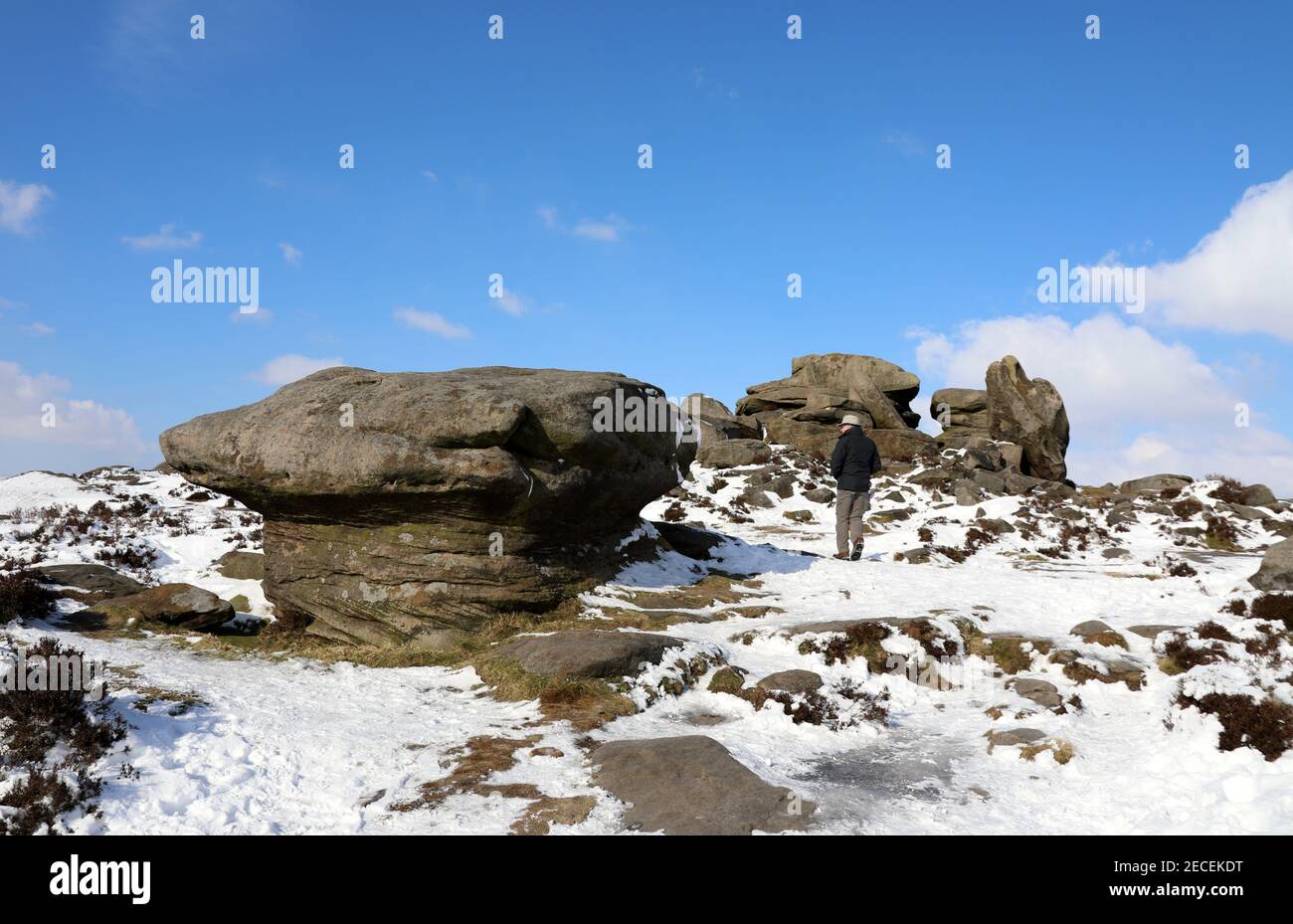 Massi di pietra gritstone a oltre Owler Tor nel picco scuro Foto Stock