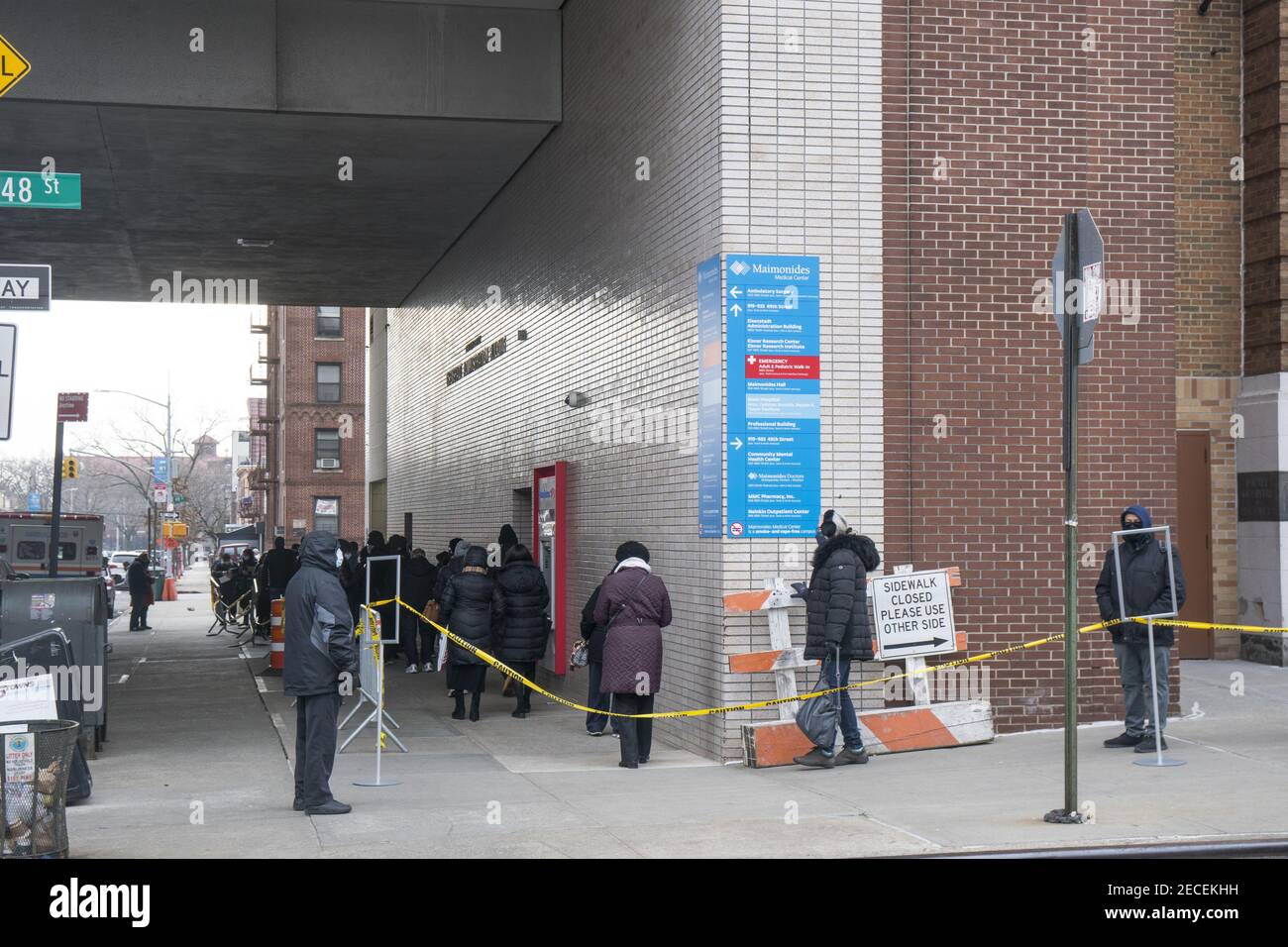 La gente aspetta al freddo al Maimonides Hospital per ricevere il vaccino Covid-19 a Brooklyn, New York. Foto Stock