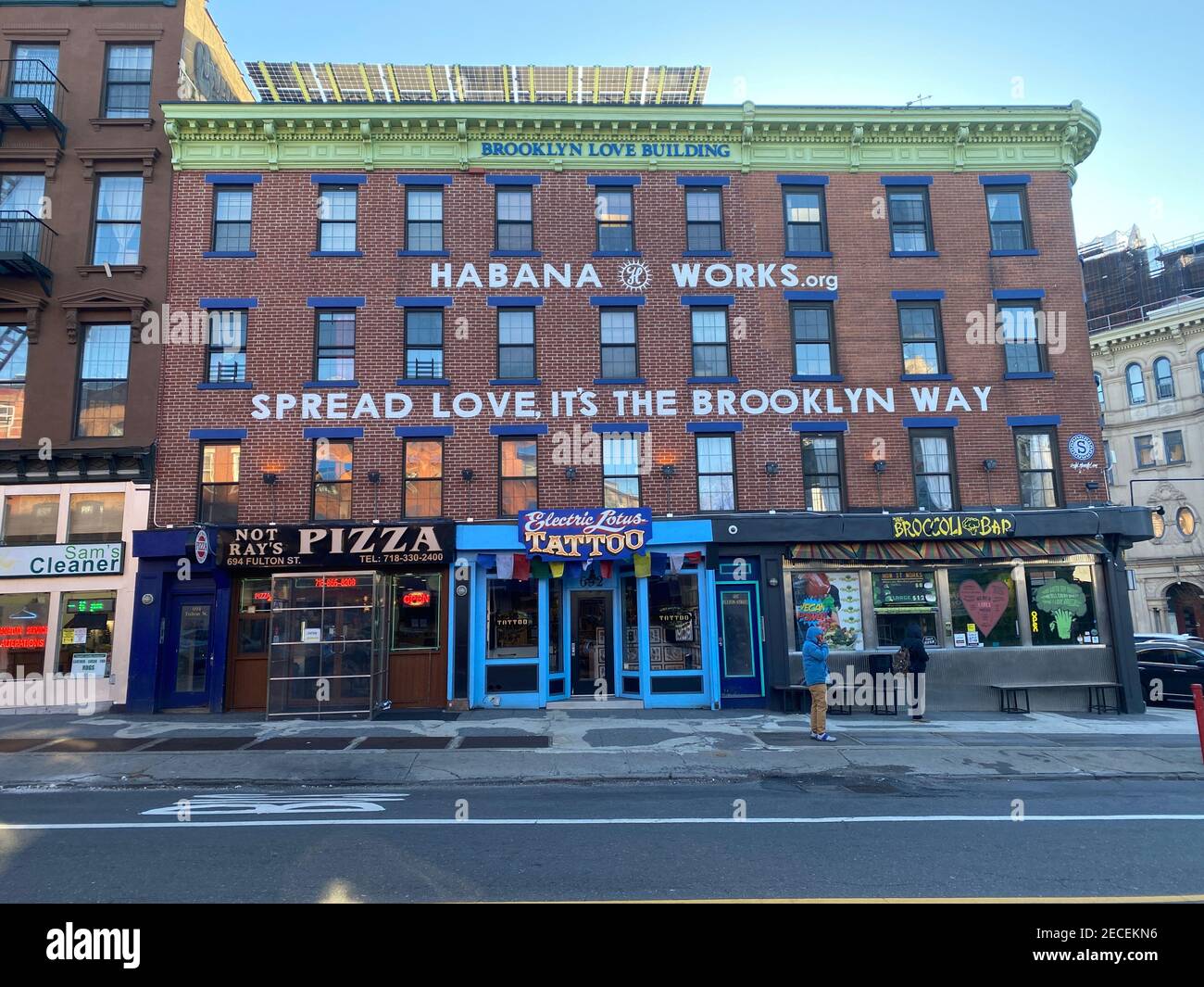 Brooklyn Love Building su Fulton Street nel quartiere di Fort Greene a Brooklyn, New York. Foto Stock