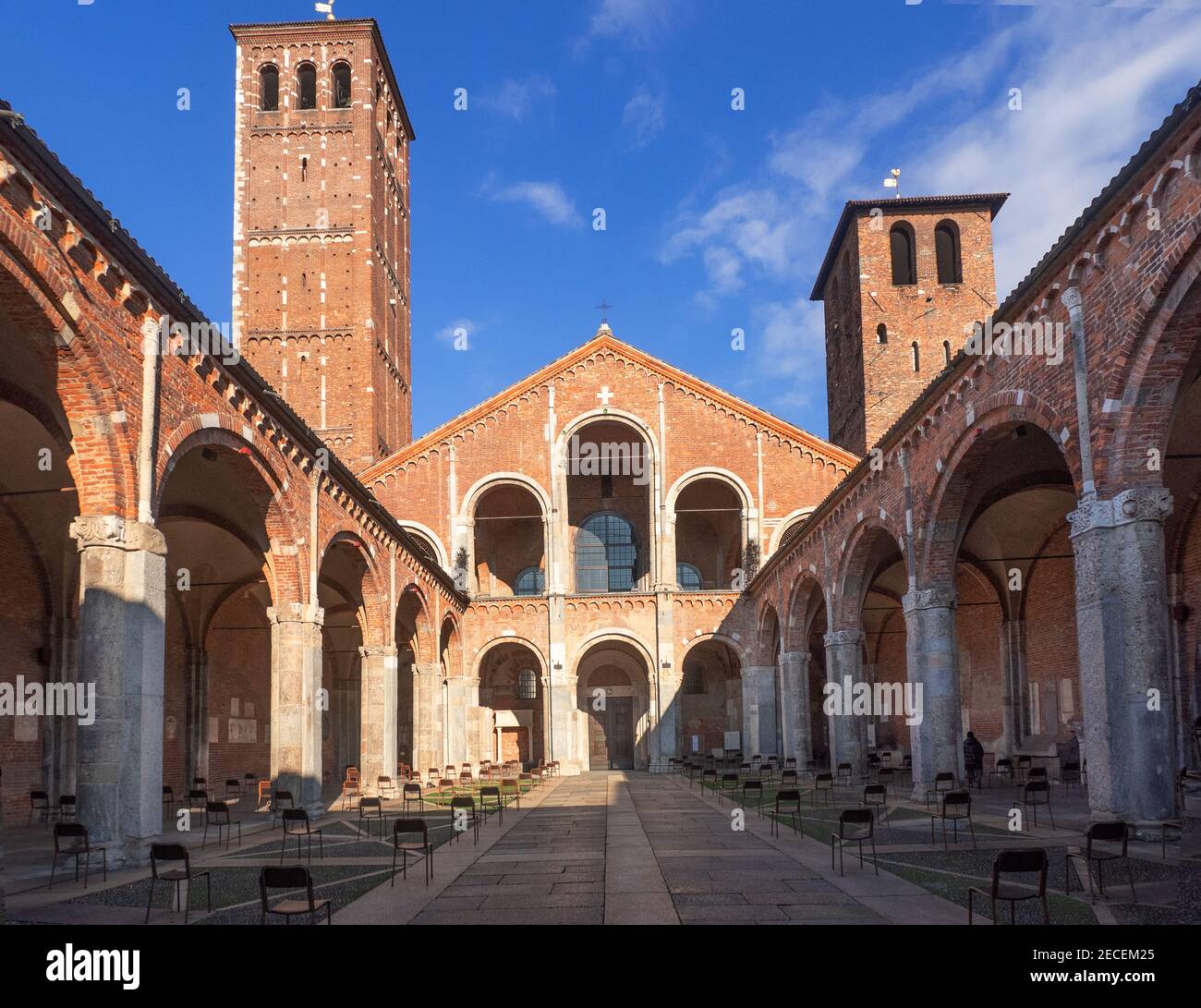 Antica chiesa romanica fondata dal vescovo Ambrogio nel IV secolo.Sant'Ambrogio, Milano, Lombardia, Italia. Foto Stock