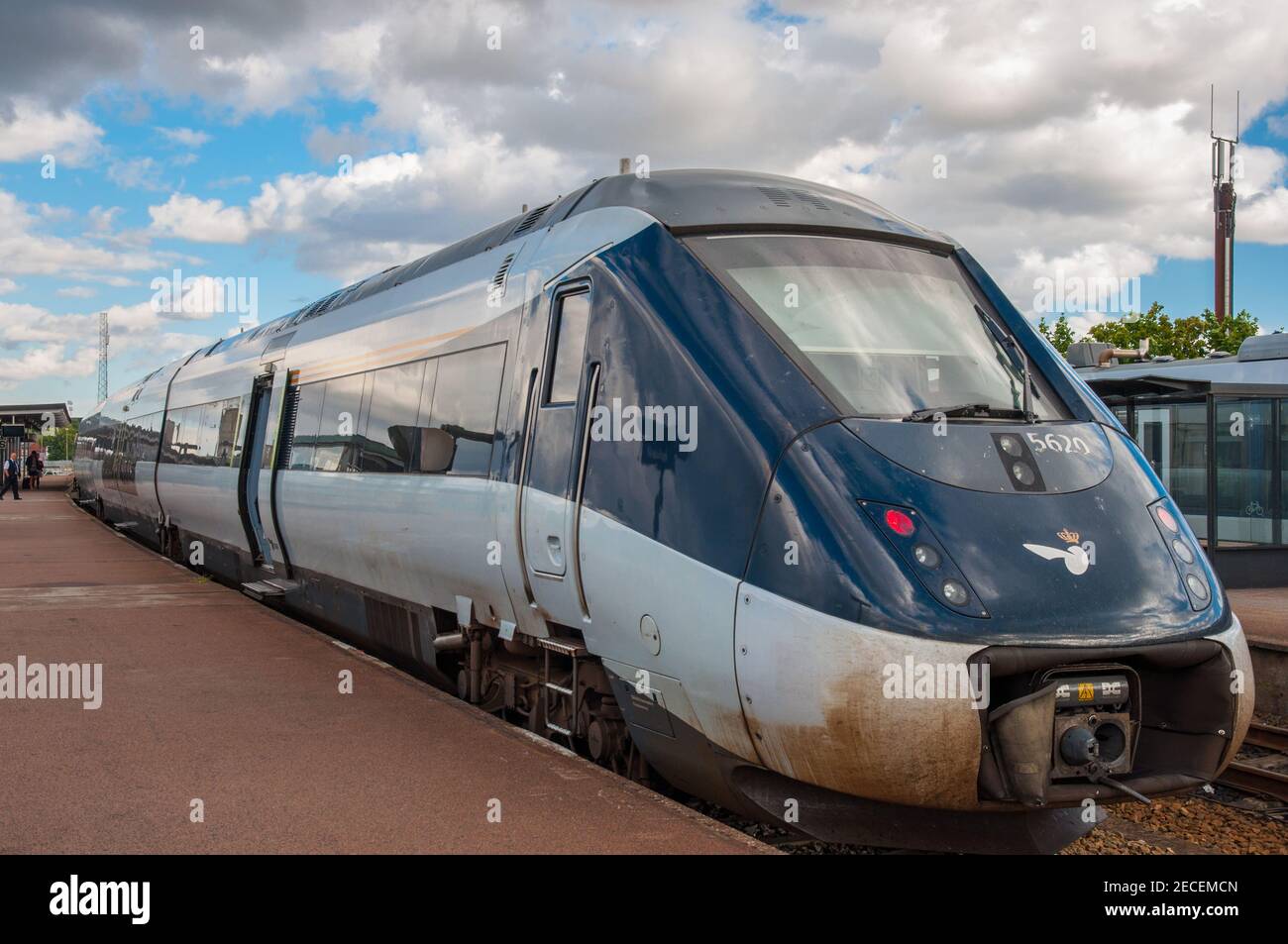 Holbaek Danimarca - 6 agosto. 2016: Treno DSB IC4 da Ansaldo Breda in Italia sul binario della stazione ferroviaria di Holbaek Foto Stock