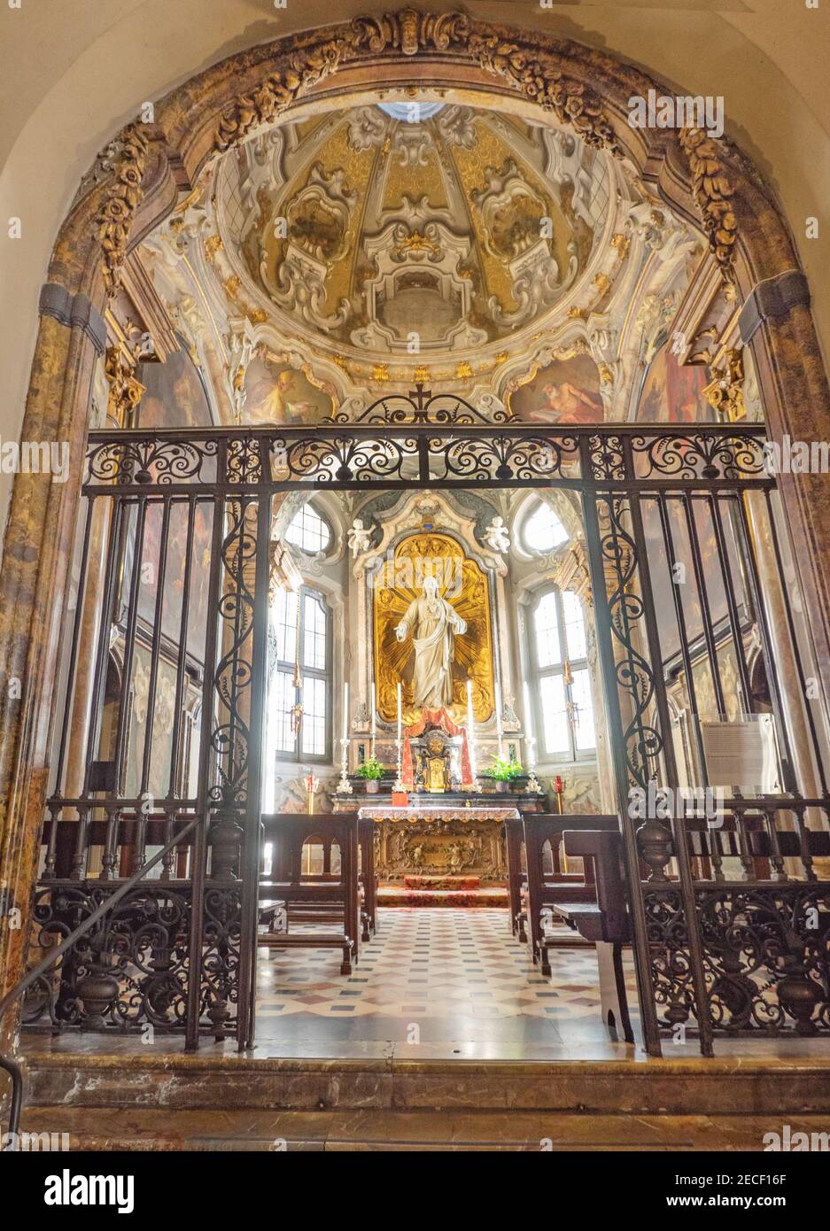 Cappella del Sacro cuore eretta in stile barocco alla fine del 17 ° secolo. Sant'Ambrogio, Milano, Lombardia, Italia. Foto Stock