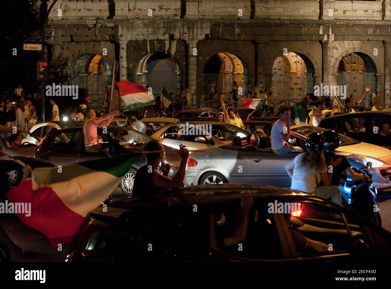 Roma (Italia), 28/06/2012: I tifosi festeggiano con sfilate di vetture intorno al Colosseo, la vittoria della nazionale italiana contro la Germania e la a Foto Stock
