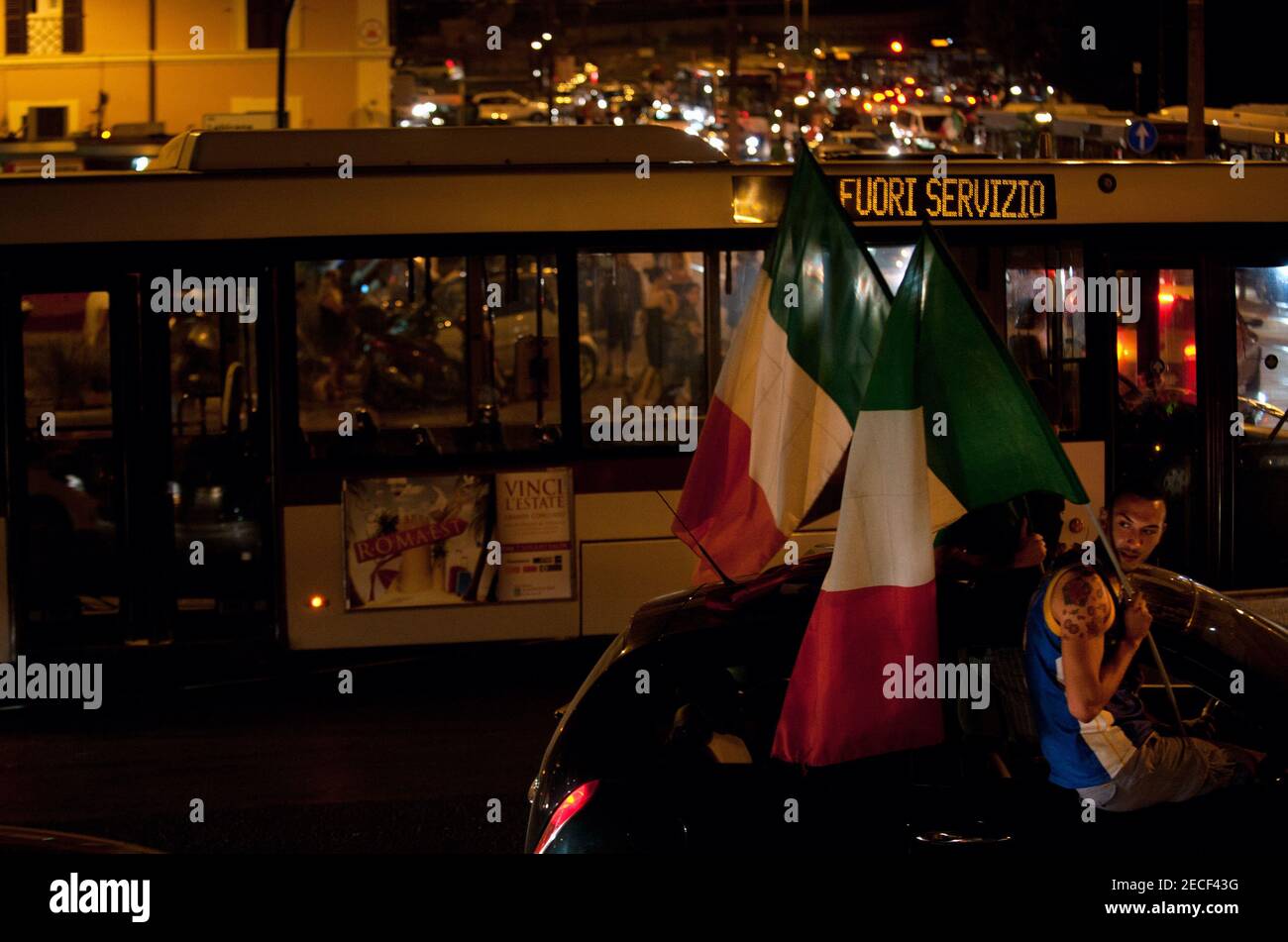 Roma (Italia), 28/06/2012: I tifosi festeggiano con sfilate di vetture intorno al Colosseo, la vittoria della nazionale italiana contro la Germania e la a Foto Stock