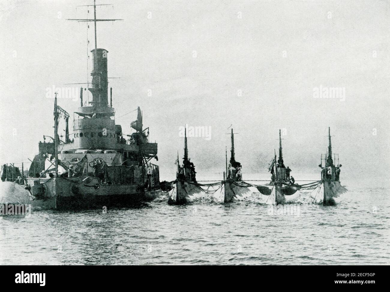 Questa foto della prima guerra mondiale mostra i sottomarini americani con la loro nave madre. Phot è di Robert Enrique Muller, a volte accreditato come Enrique Muller, Jr. E come E. Muller, è stato un fotografo ufficiale per la Marina degli Stati Uniti, e un autore. Ha scattato foto di navi militari in azione. Foto Stock