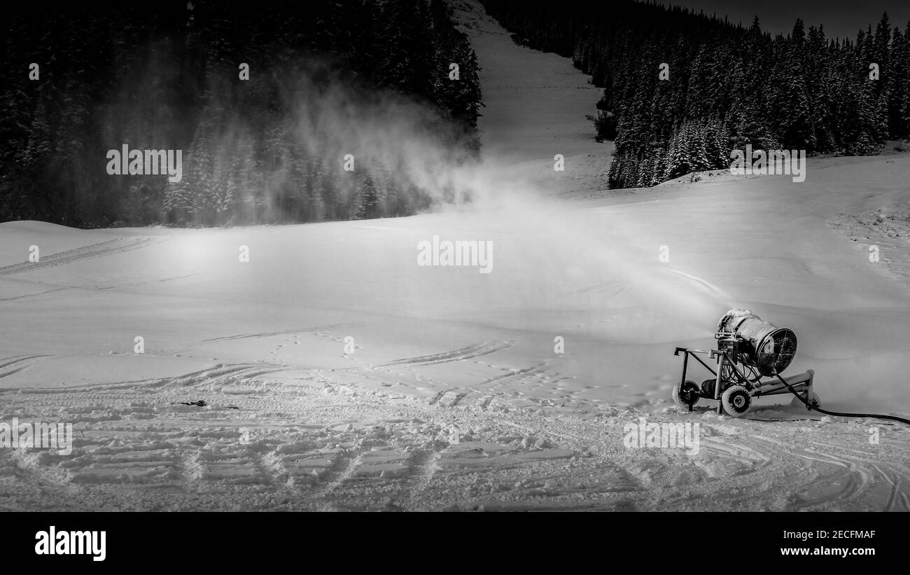 Foto in bianco e nero di una macchina da neve sulle piste da sci di Sun Peaks nelle Shuswap Highlands della British Columbia, Canada Foto Stock