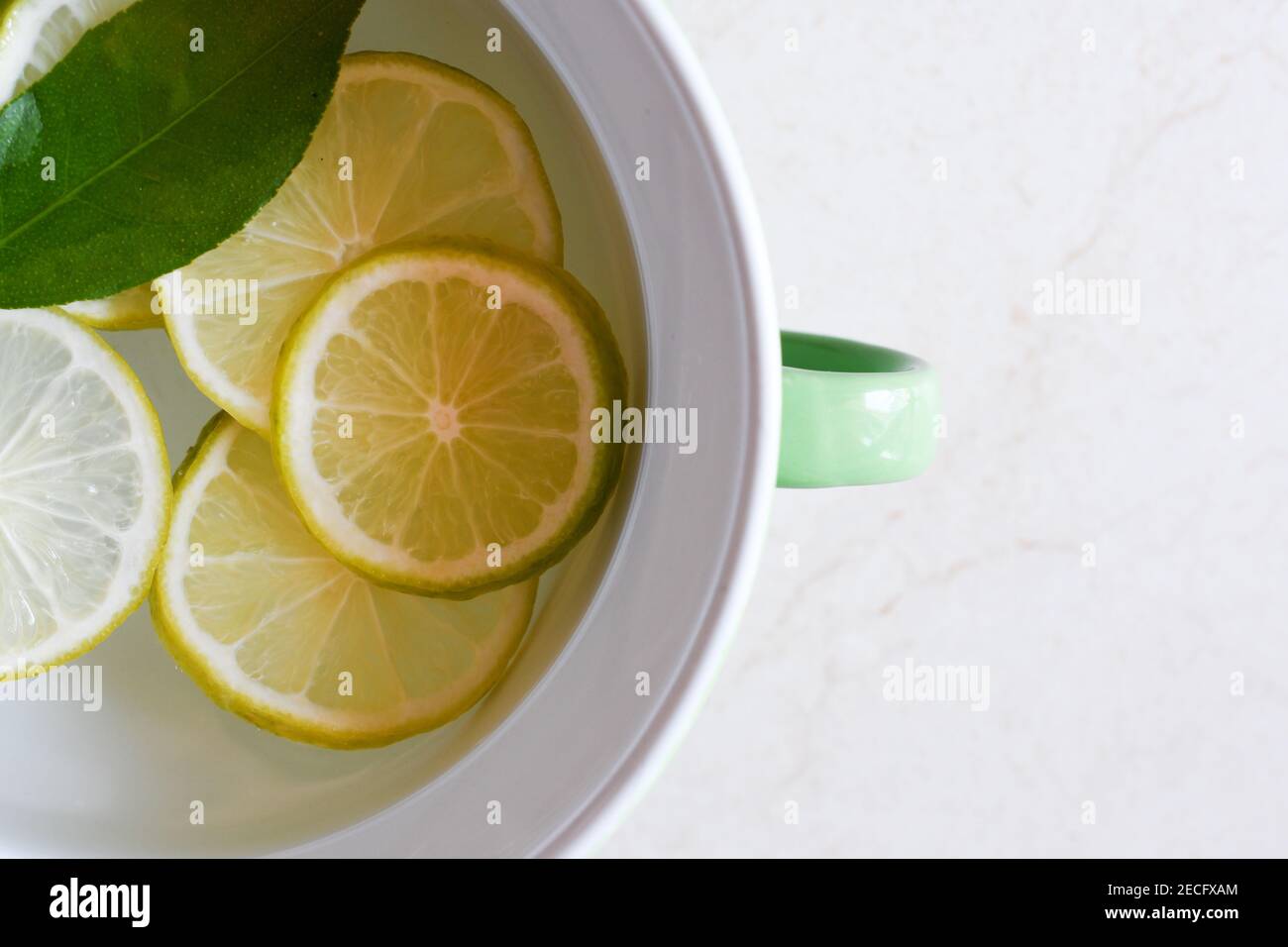 Tè al limone a base di erbe su sfondo bianco Foto Stock