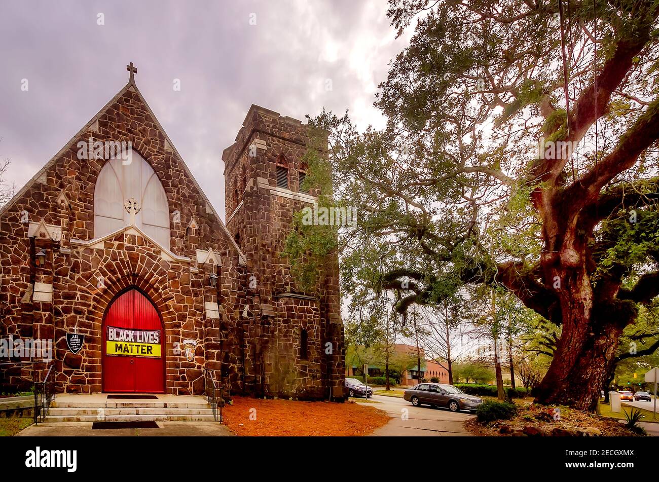 Un segno nero della materia delle vite pende sulla porta anteriore della Chiesa episcopale di tutti i Santi su Government Street, 8 febbraio 2021, a Mobile, Alabama. Foto Stock