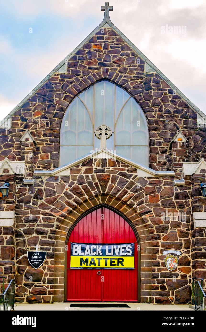 Un segno nero della materia delle vite pende sulla porta anteriore della Chiesa episcopale di tutti i Santi su Government Street, 8 febbraio 2021, a Mobile, Alabama. Foto Stock