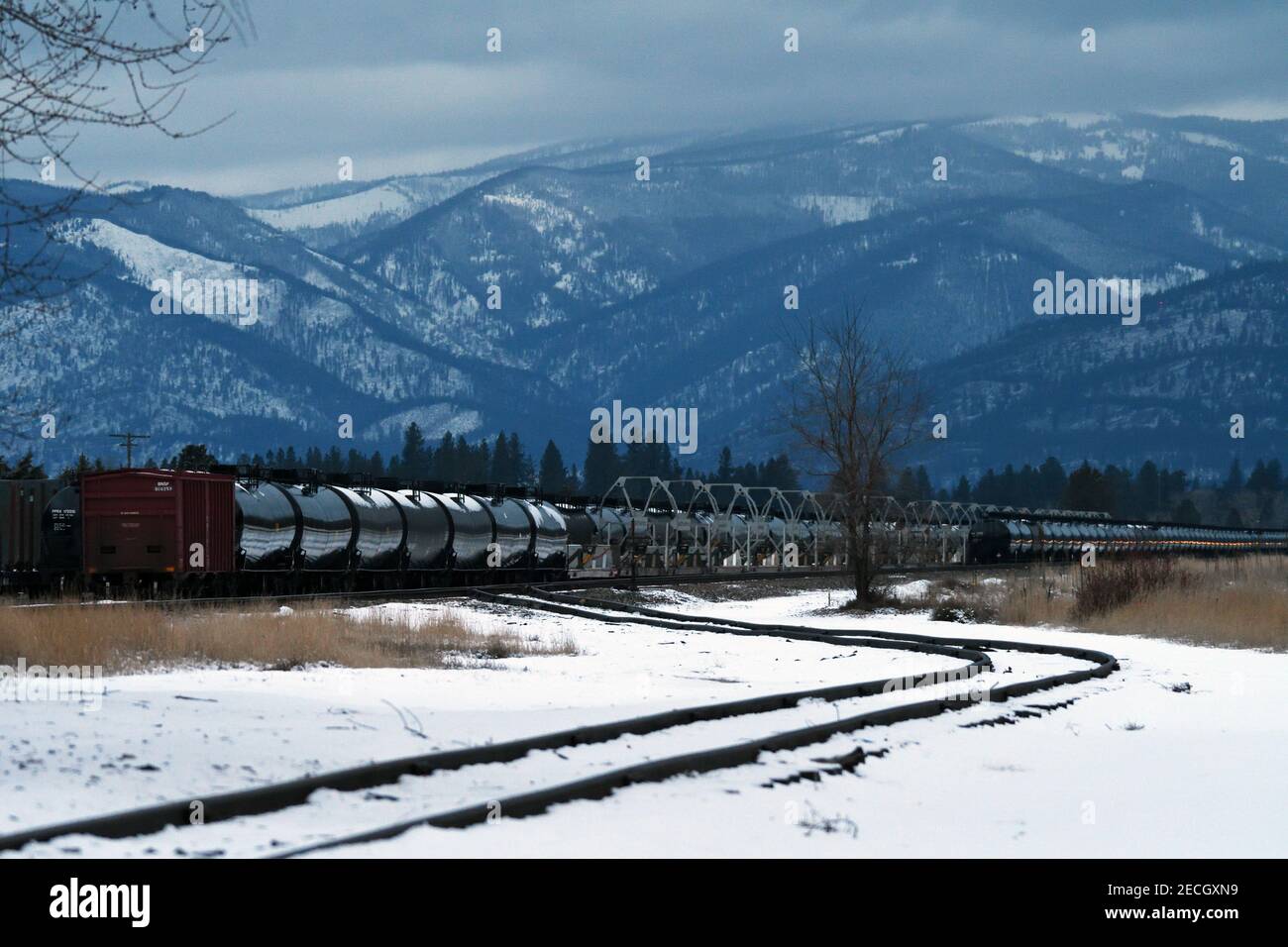 Le auto con serbatoio del petrolio sono parcheggiate su una ferrovia BNSF all'alba in inverno a Paradise, Montana. (Foto di Randy Beacham) Foto Stock