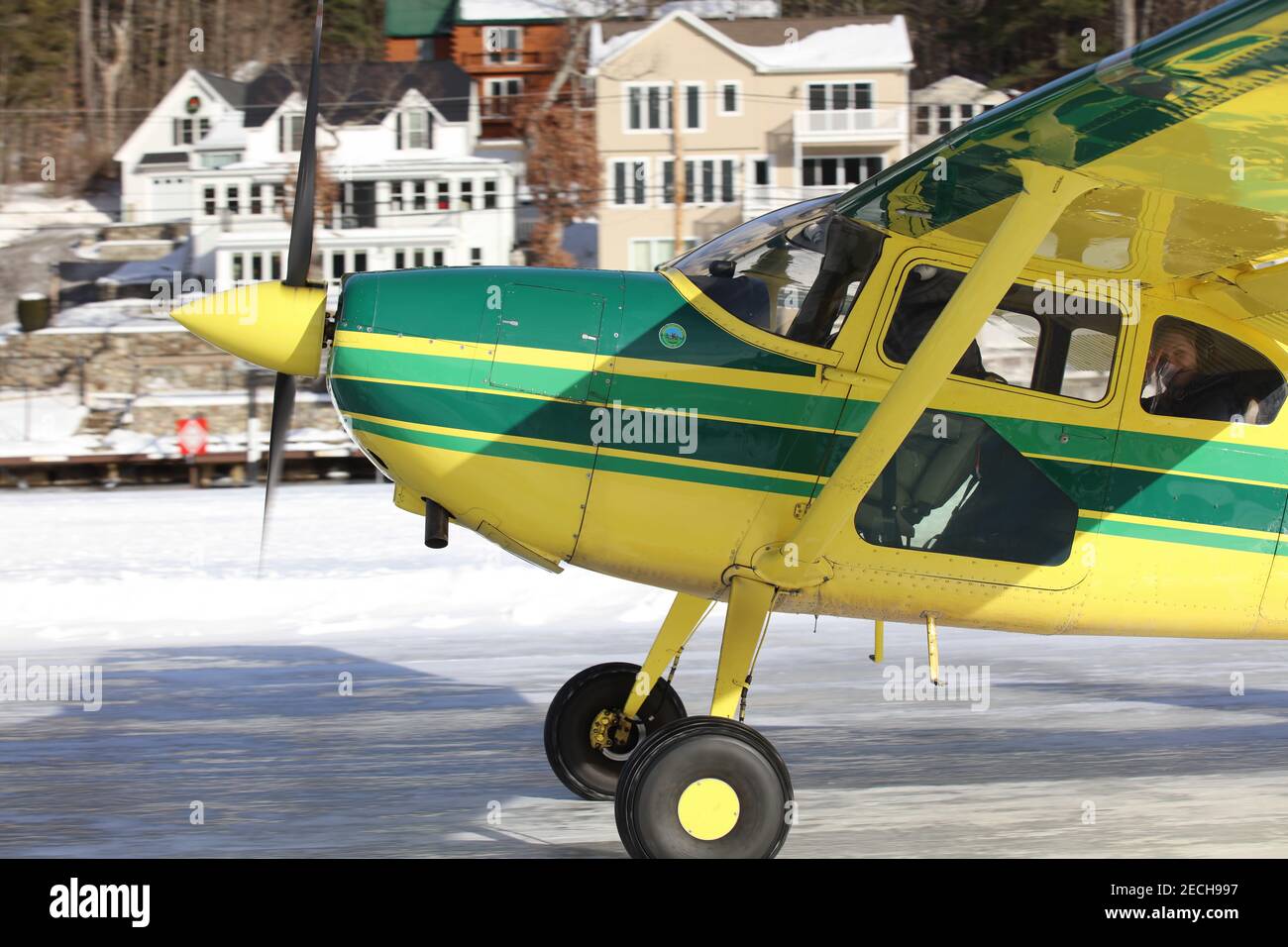 Alton, New Hampshire, Stati Uniti. 13 Feb 2021. Alton Bay Seaplane base e pista di ghiaccio è aperta per la stagione invernale 2021, i piloti provenienti da tutto il mondo atterrano e decolgono dalla sola pista di ghiaccio FAA nei 48 stati più bassi. Credit: Christy Prosser/ZUMA Wire/Alamy Live News Foto Stock