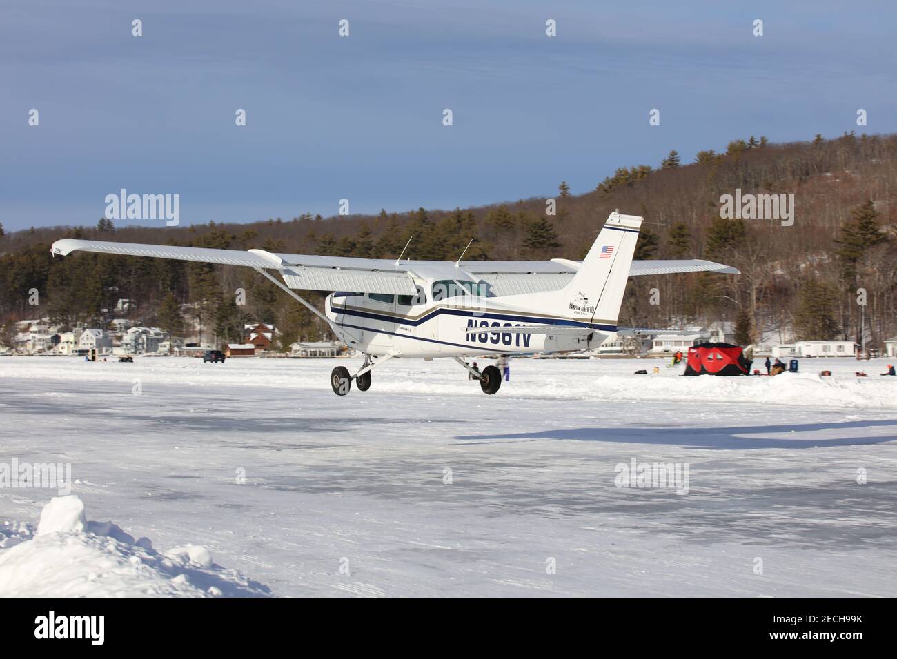 Alton, New Hampshire, Stati Uniti. 13 Feb 2021. Alton Bay Seaplane base e pista di ghiaccio è aperta per la stagione invernale 2021, i piloti provenienti da tutto il mondo atterrano e decolgono dalla sola pista di ghiaccio FAA nei 48 stati più bassi. Credit: Christy Prosser/ZUMA Wire/Alamy Live News Foto Stock