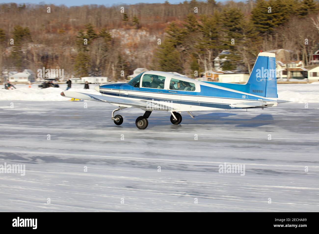 Alton, New Hampshire, Stati Uniti. 13 Feb 2021. Alton Bay Seaplane base e pista di ghiaccio è aperta per la stagione invernale 2021, i piloti provenienti da tutto il mondo atterrano e decolgono dalla sola pista di ghiaccio FAA nei 48 stati più bassi. Credit: Christy Prosser/ZUMA Wire/Alamy Live News Foto Stock