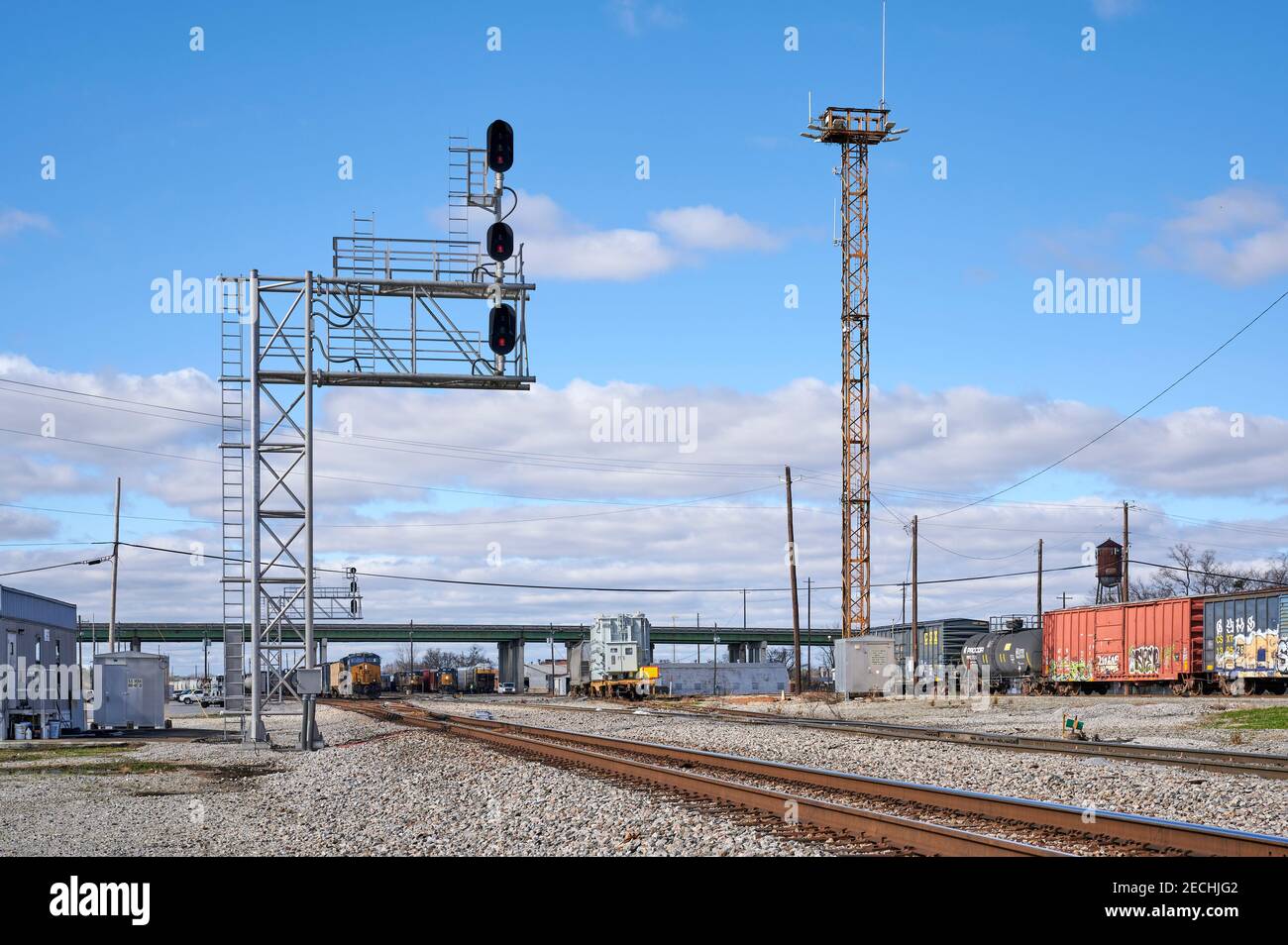 Segnale ferroviario o ferroviario o segnali sulla linea principale dei binari del treno CSX a Montgomery Alabama, USA. Foto Stock