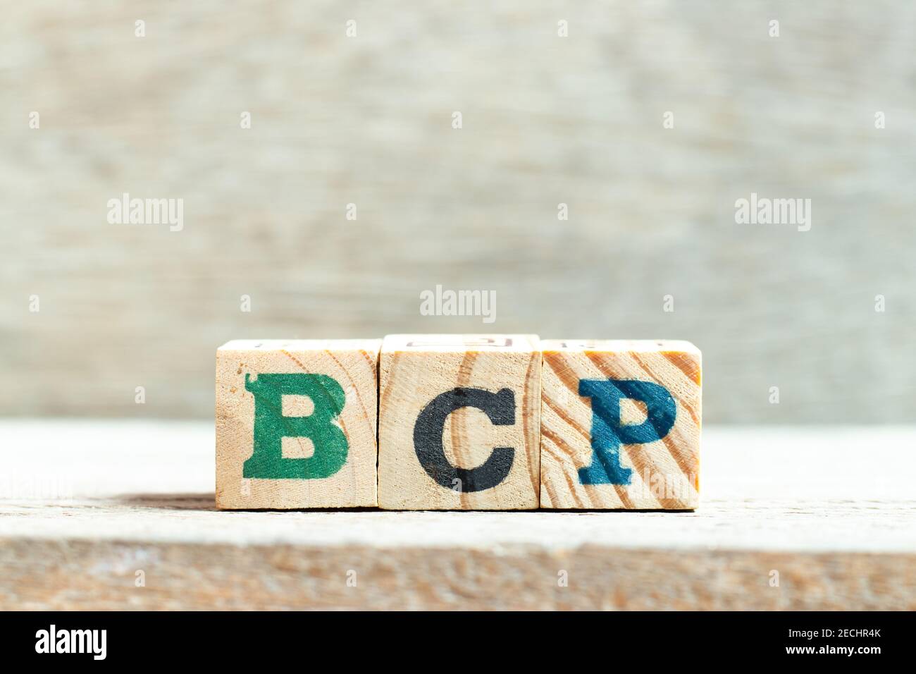 Blocco di lettere alfabetiche in parola BCP (abbreviazione business continuity plan) su sfondo di legno Foto Stock