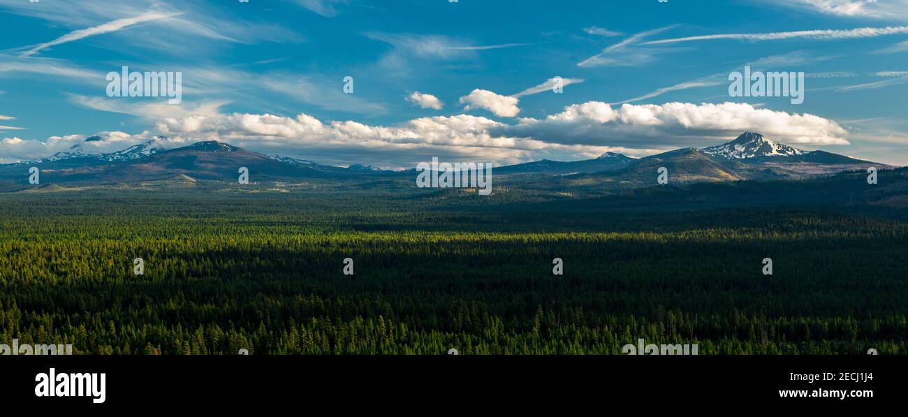 Contrache e nuvole sulle tre Sorelle dell'Oregon (a sinistra) e sul monte Washington (all'estrema destra) nella Deschutes/Willamette National Forest Foto Stock
