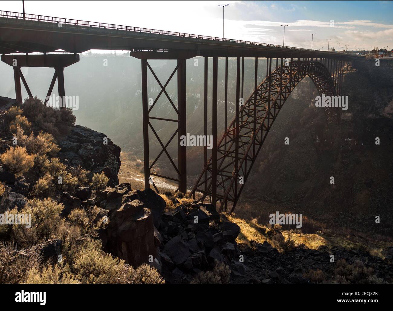 Il sole della mattina presto brucia la nebbia nel serpente River Canyon sotto il ponte Perrine a Twin Falls Foto Stock