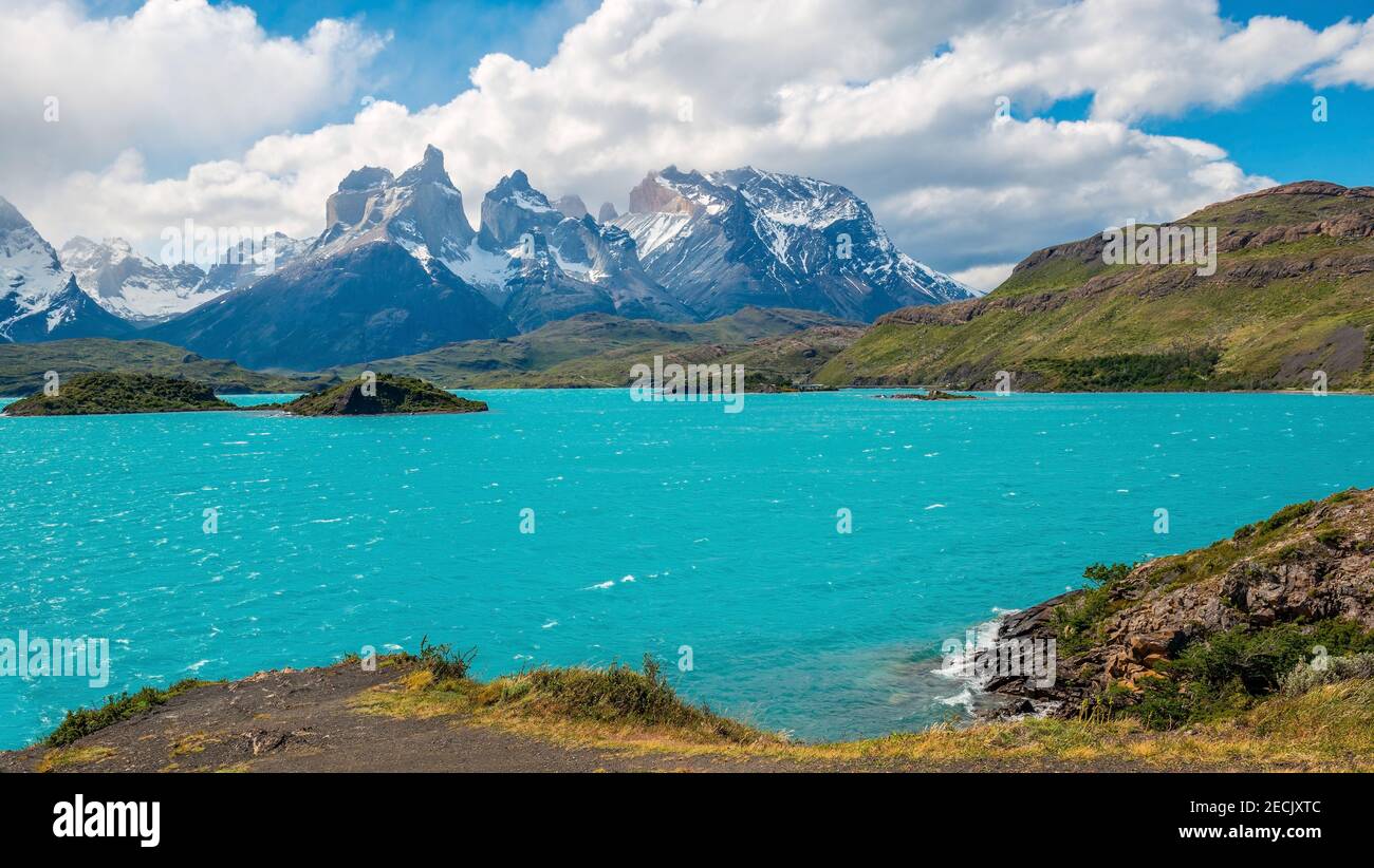 Panorama del lago Pehoe con Cuernos del Paine Peaks, Parco Nazionale Torres del Paine, Patagonia, Cile. Foto Stock