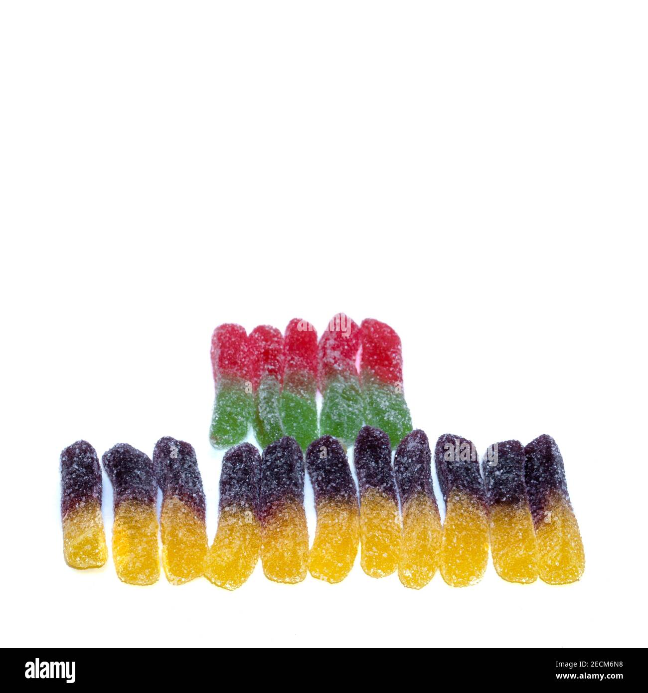 Deliziosi dolci di gelatina in fila. Gelatina acide multicolore isolata su sfondo bianco. Foto Stock