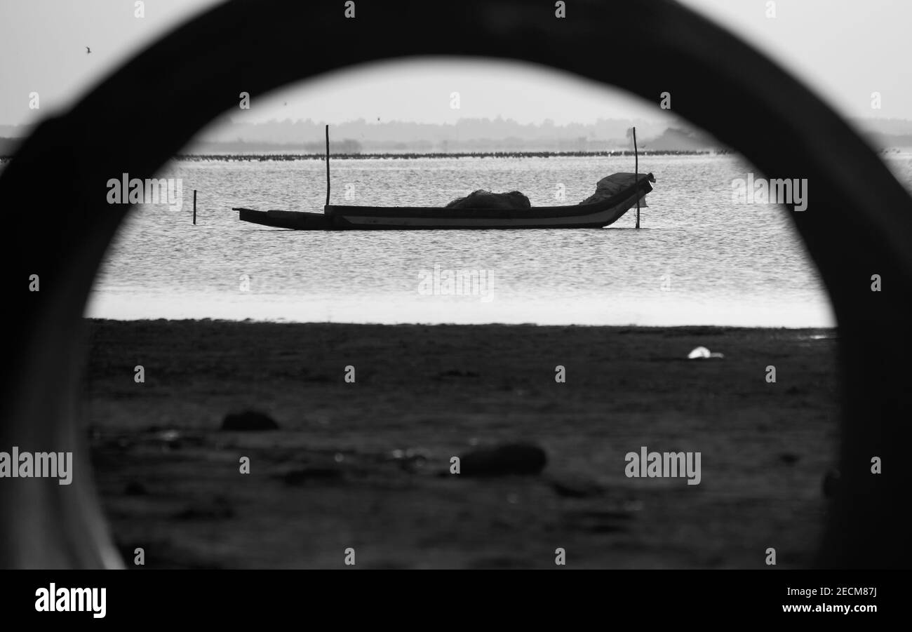 Vista panoramica della barca di pescatori in un lago. Messa a fuoco selettiva sull'imbarcazione Foto Stock