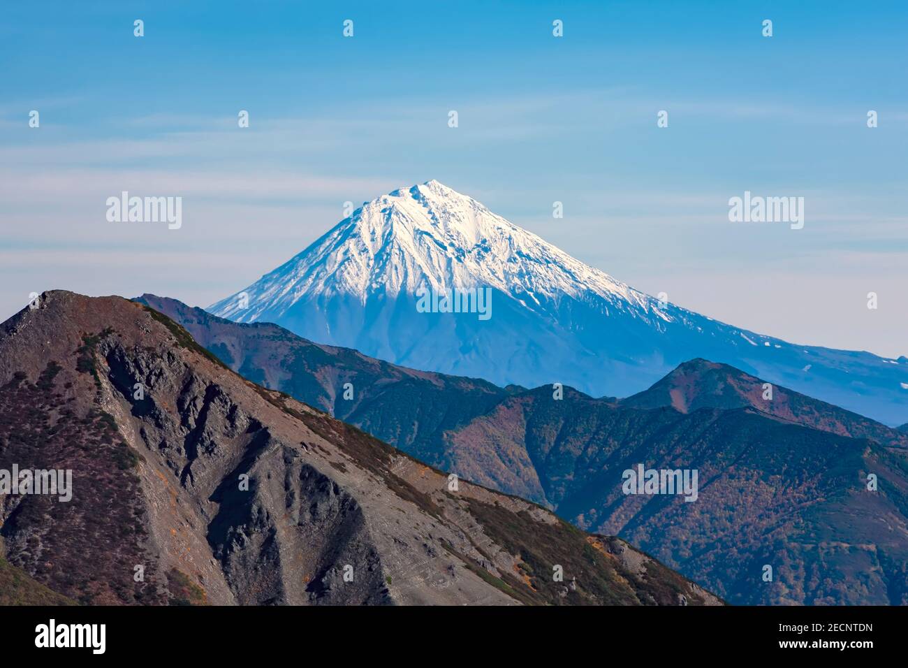 La cima ripida del vulcano Avachinsky, Kamchatka, Russia. Paesaggio vulcanico di Kamchatka Foto Stock