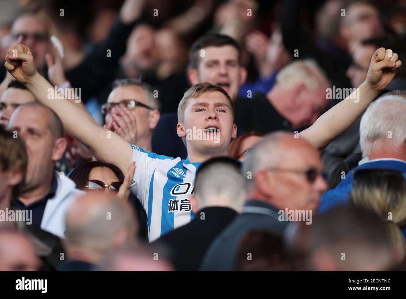 Calcio Calcio - Premier League - Crystal Palace v Huddersfield Town - Selhurst Park, Londra, Gran Bretagna - 30 marzo 2019 i tifosi di Huddersfield Town reagiscono dopo la partita poiché sono relegati dalla Premier League REUTERS/Hannah McKay USO EDITORIALE SOLO. Nessun utilizzo con audio, video, dati, elenchi di apparecchi, logo di club/campionato o servizi "live" non autorizzati. L'uso in-match online è limitato a 75 immagini, senza emulazione video. Nessun utilizzo nelle scommesse, nei giochi o nelle pubblicazioni di singoli club/campionati/giocatori. Per ulteriori informazioni, contattare il rappresentante commerciale. Foto Stock