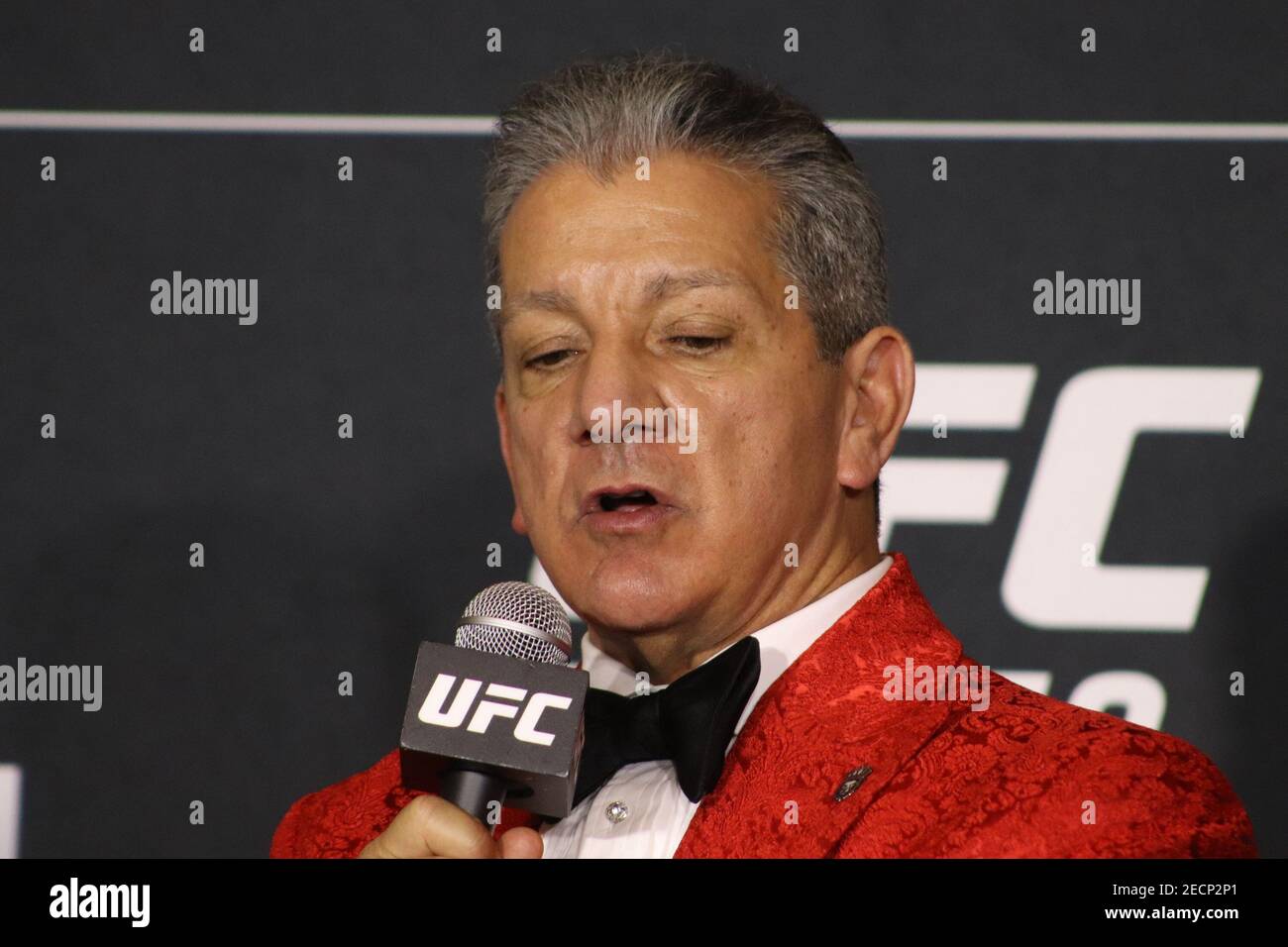 Las Vegas, Nevada, Las Vegas, NV, Stati Uniti. 13 Feb 2021. Las Vegas, NV - Febbraio 13: Bruce buffer interagisce con i media dopo l'evento UFC 258 all'UFC Apex il 13 febbraio 2021 a Las Vegas, Nevada, Stati Uniti. Credit: Diego Ribas/PX Imagens/ZUMA Wire/Alamy Live News Foto Stock
