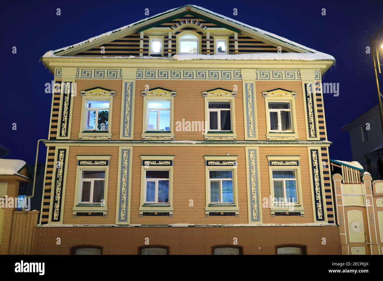 Casa di legno in Tatar insediamento di Kazan in inverno a. notte Foto Stock