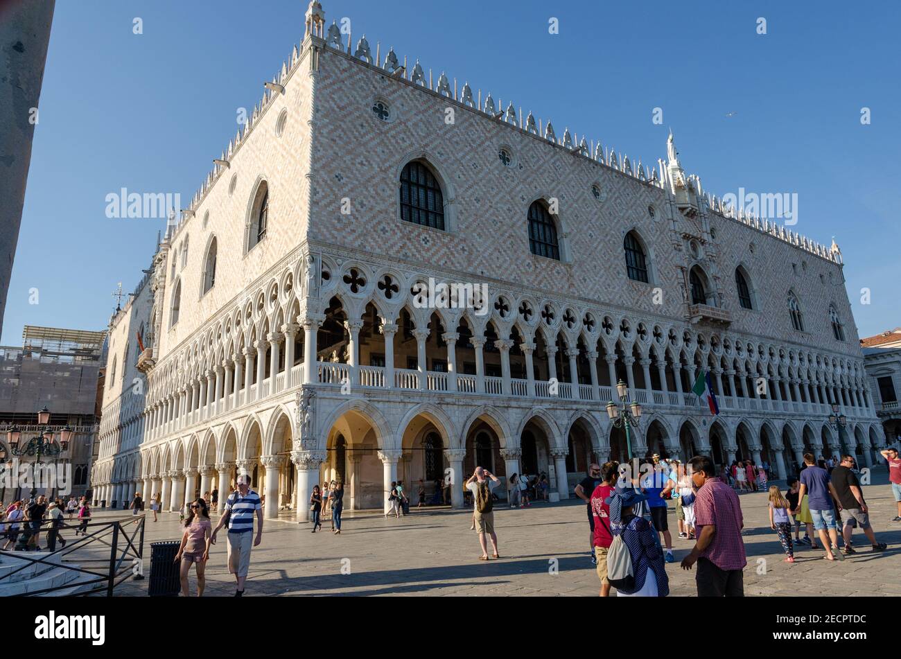 Il Palazzo Ducale è un palazzo costruito in stile gotico veneziano, e uno dei principali punti di riferimento della città di Venezia nel nord Italia. Foto Stock