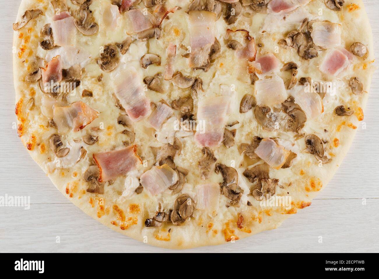 Pizza con pancetta, funghi e formaggio isolato su sfondo bianco di