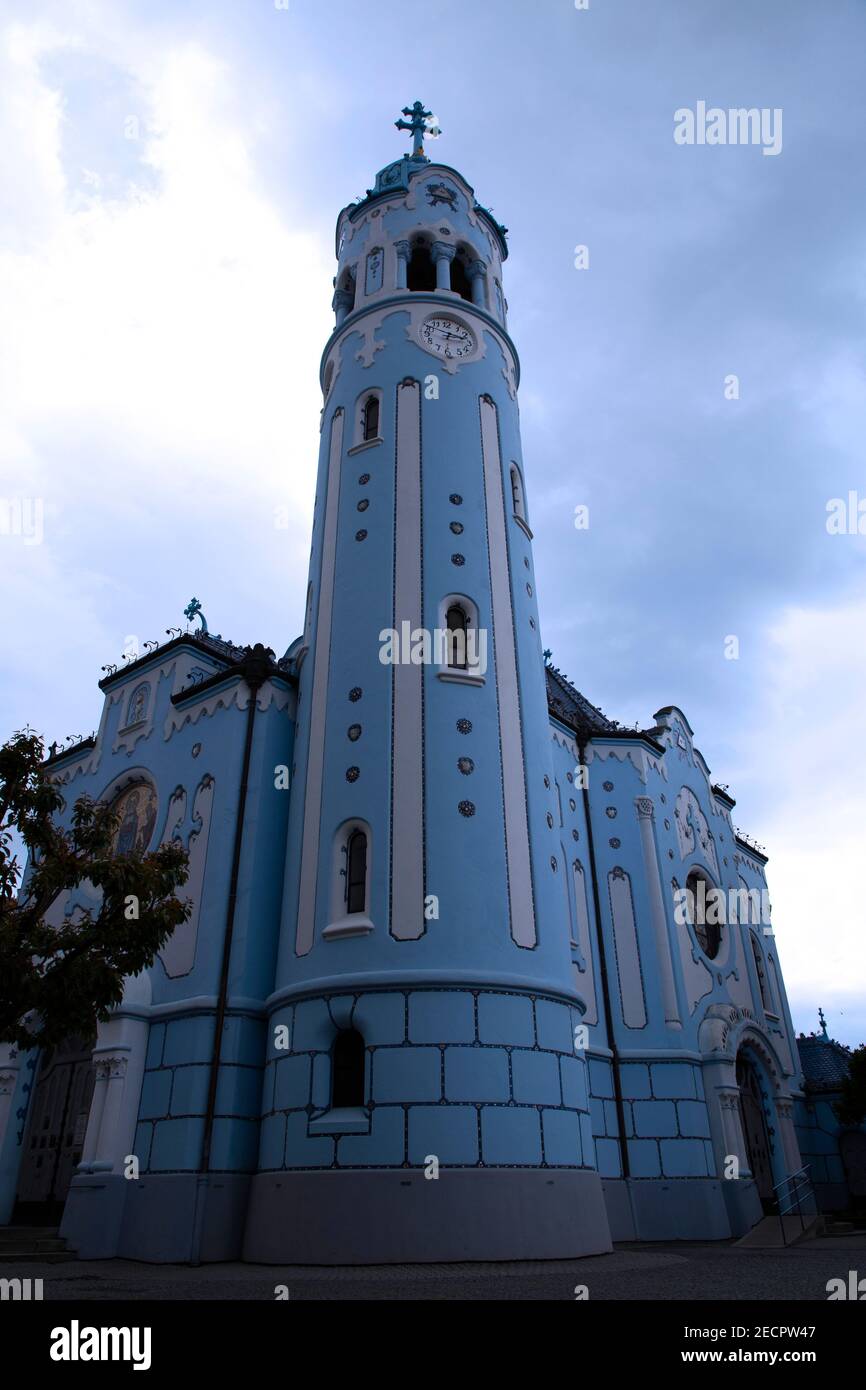 Bella chiesa blu di Santa Elisabetta a Bratislava Foto Stock