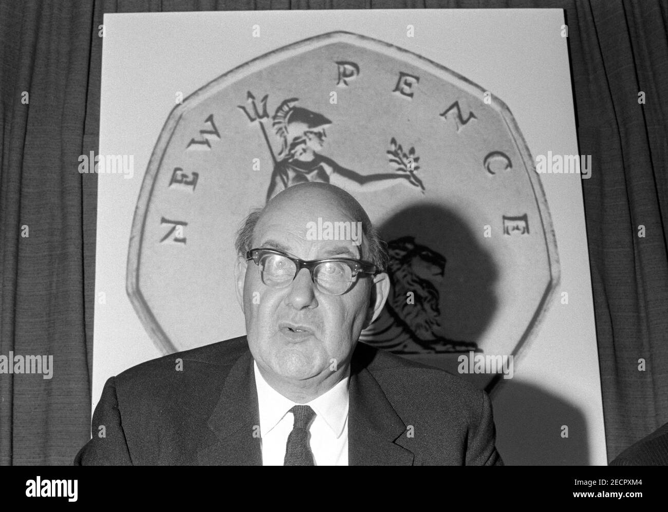 File photo datato 06/10/69 di Lord Fiske, presidente del Decimal Currency Board in occasione di una conferenza stampa presso la sede centrale del Consiglio di Amministrazione di Northumberland Avenue, Londra. Il lunedì segna 50 anni dall'adozione formale del nuovo sistema di valuta decimale, già il 15 1971 febbraio - noto come giorno decimale. Data di emissione: Domenica 14 febbraio 2021. Foto Stock