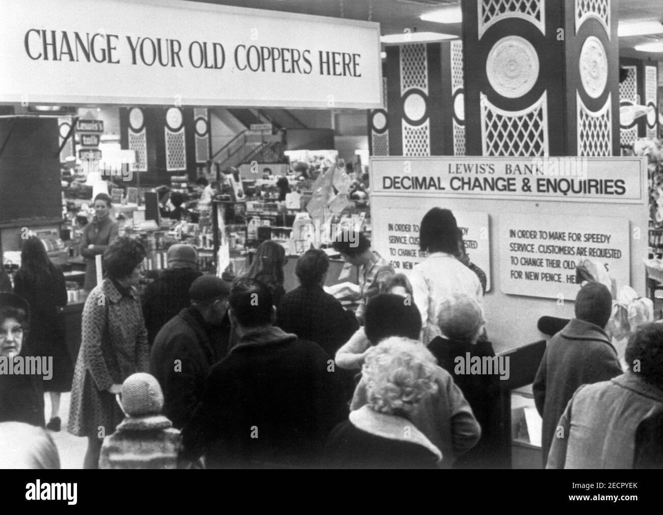 File foto datata 15/2/1971 della sua parte più frequentata del grande magazzino di Lewis nel centro di Manchester è la sezione bancaria che sta cambiando vecchie monete dalla nuova valuta decimale. Il passaggio alla moneta decimale - una mossa che ha rotto con secoli di tradizione monetaria - è avvenuto lunedì 50 anni fa. Data di emissione: Domenica 14 febbraio 2021. Foto Stock