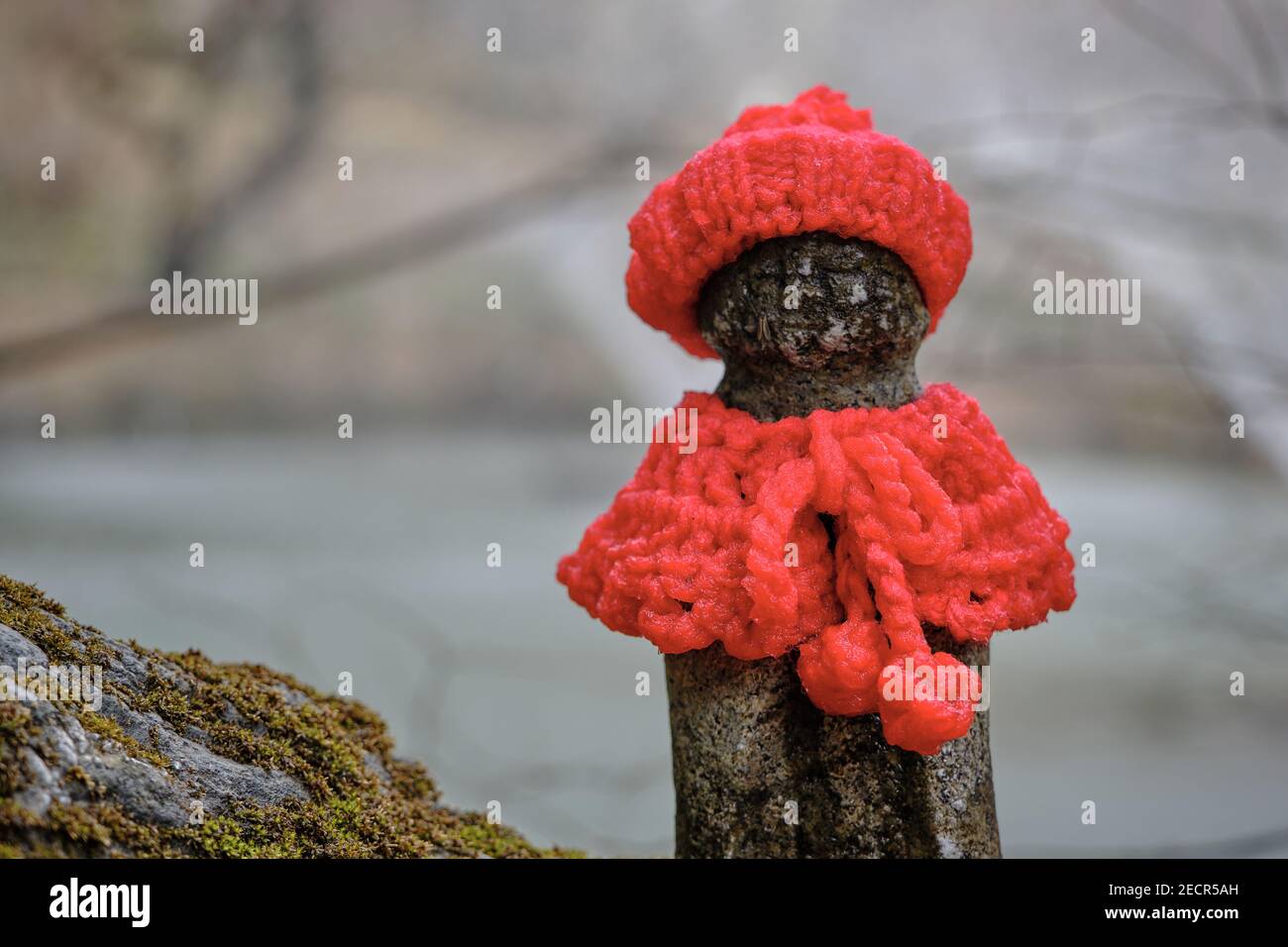 Statua giapponese in pietra Jizo in un tempio buddista a Tokyo. Foto Stock