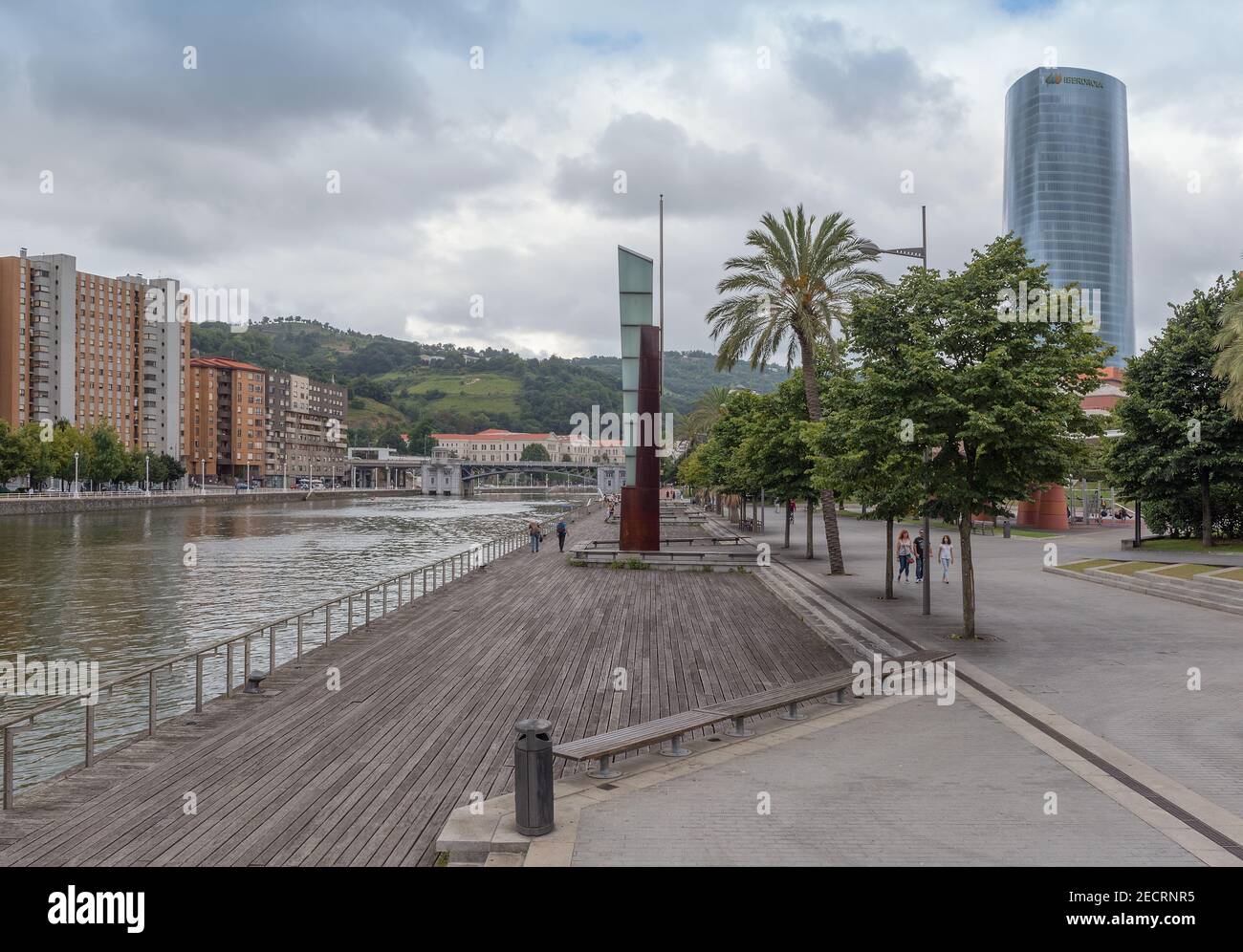 Paesaggio sulle rive del fiume Nervion nel centro di Bilbao, Spagna Foto Stock