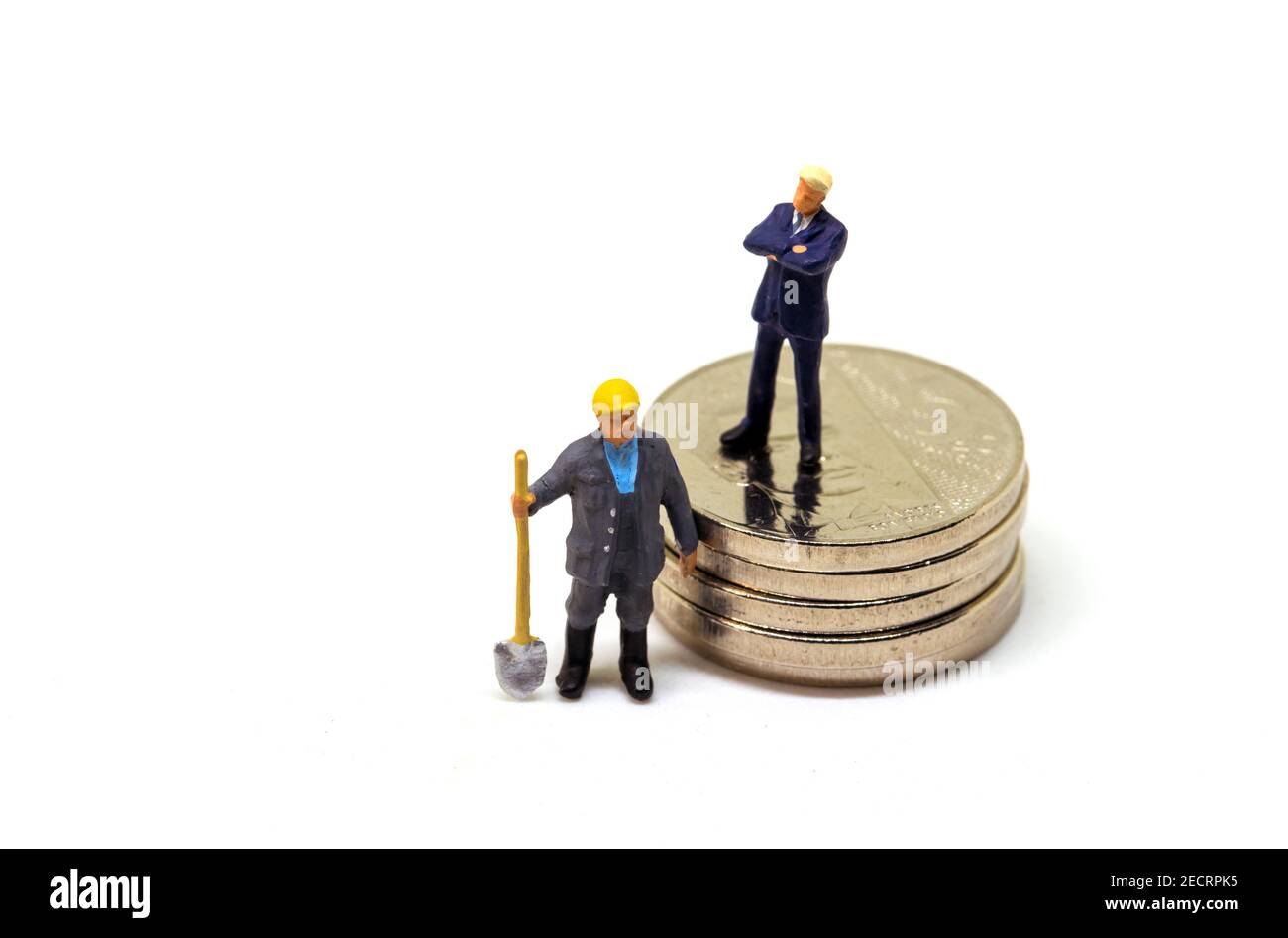 Colletto bianco e figurina operaio collare blu su sfondo bianco. Lavoro pagato basso e alto. Office manager e lavoratore poco qualificato con pala. Produttore Foto Stock