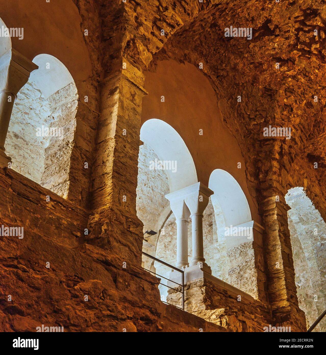 Claustro Superior del Monasterio de Sant Pere de Rodes, Port de la Selva, Girona. Siglo XI. Foto Stock