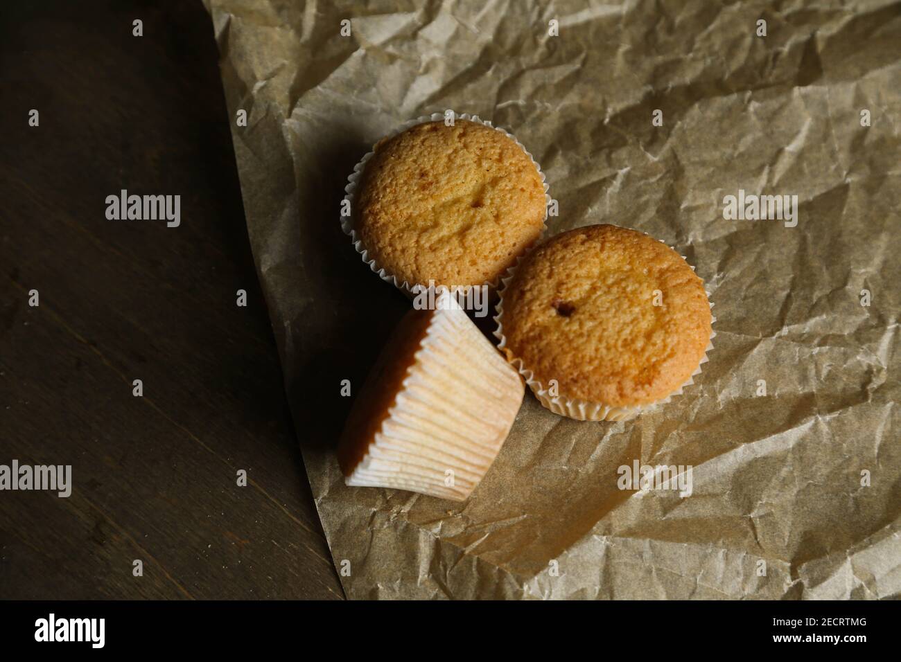 cupcakes su uno sfondo colorato. Cottura Foto Stock
