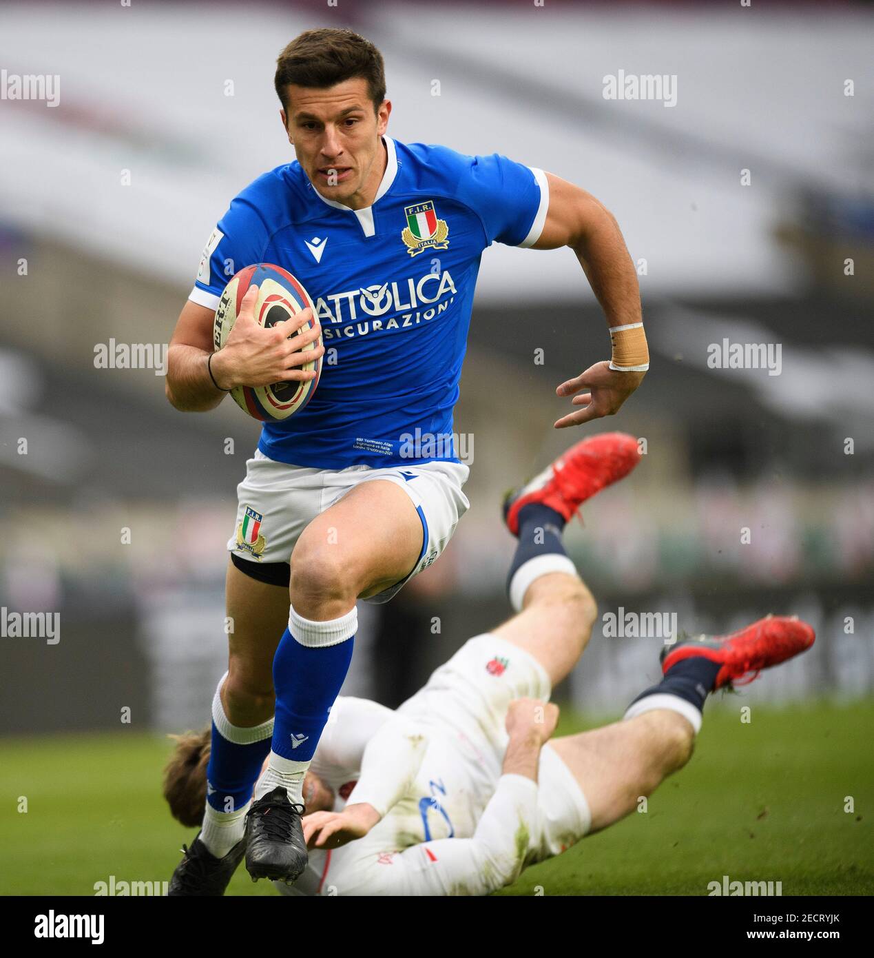 Twickenham Stadium, 13 febbraio 2021 il Tommaso Allan italiano si rompe per fare una prova durante la partita delle sei Nazioni contro l'Inghilterra. Credito immagine : © Mark Pain / Alamy Live News Foto Stock