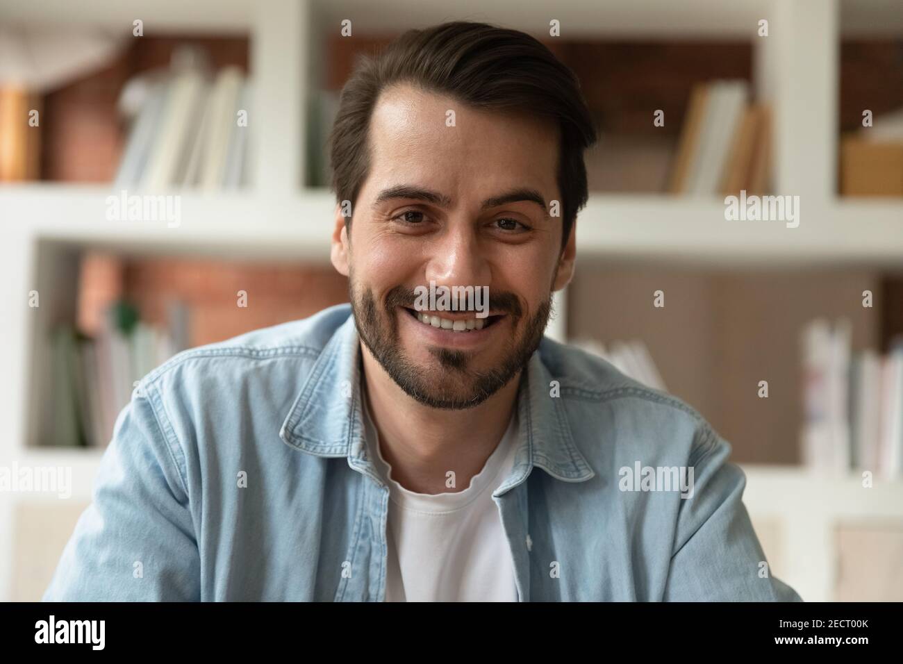 Ritratto di un uomo sorridente che parla in videochiamata Foto Stock