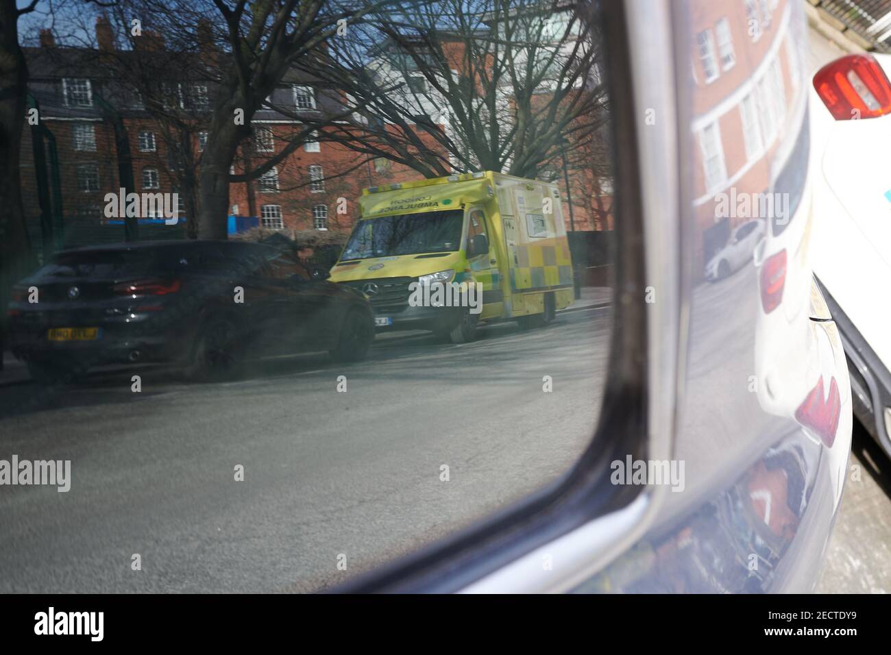 Londra UK - 13 Feb 2021: Ambulanza riflessa in una finestra auto. Foto Stock