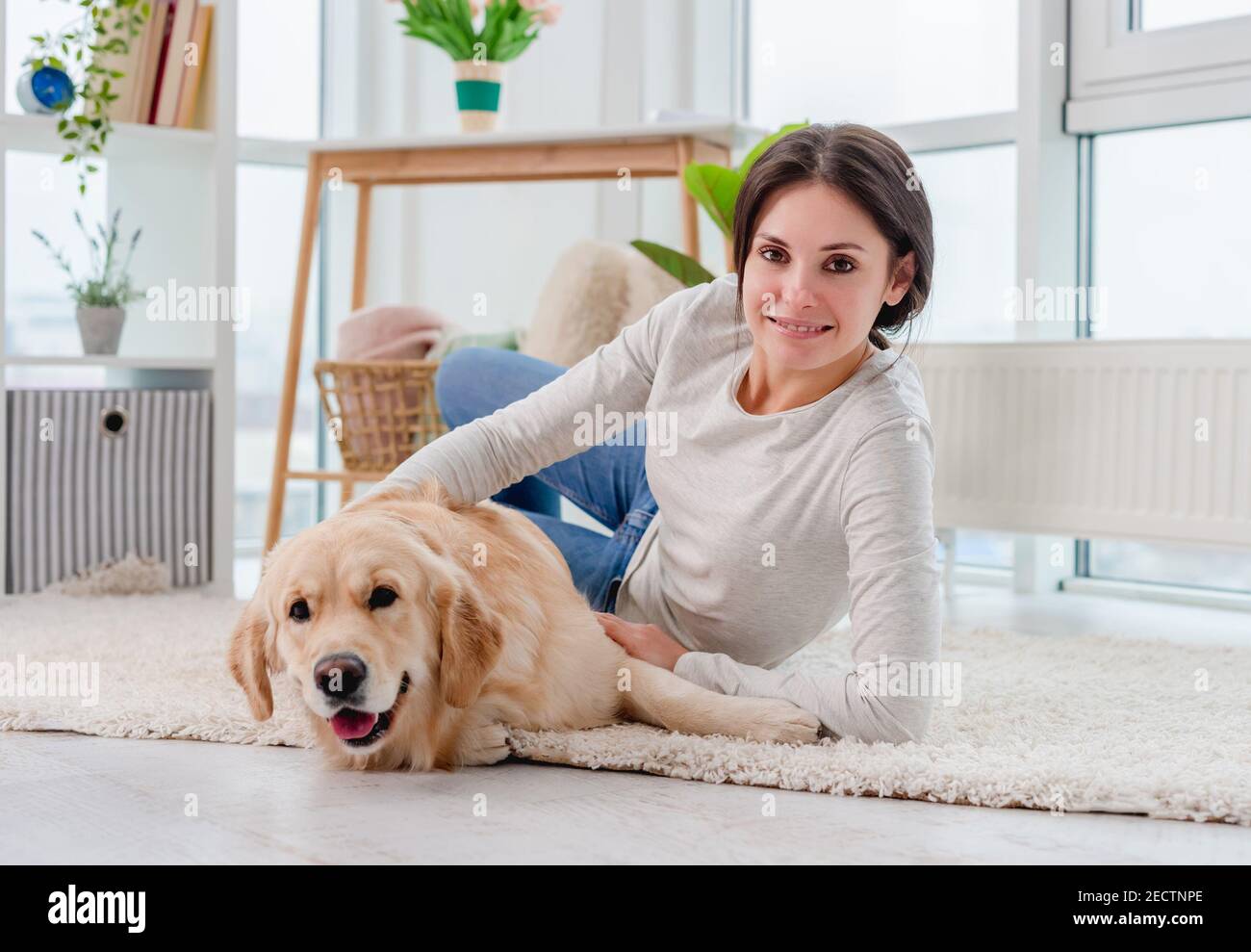 Golden retriever cane accanto alla ragazza Foto Stock