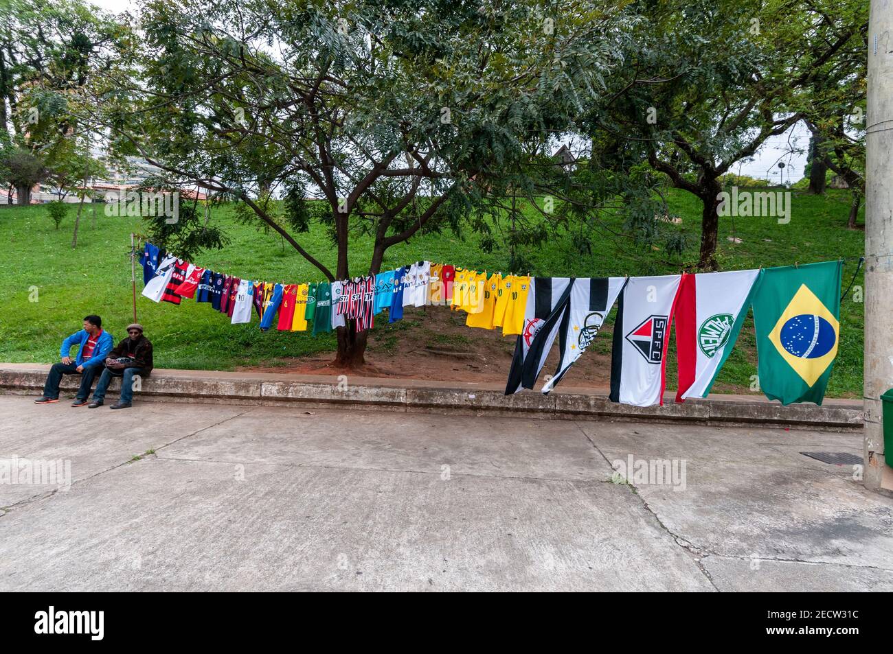 Una bancarella di mercato di strada che vende le camicie brasiliane di calcio e di calcio bandiere di club vicino allo Stadio Municipale e al Museo del Calcio (Estadio do Pacaembu) in Foto Stock