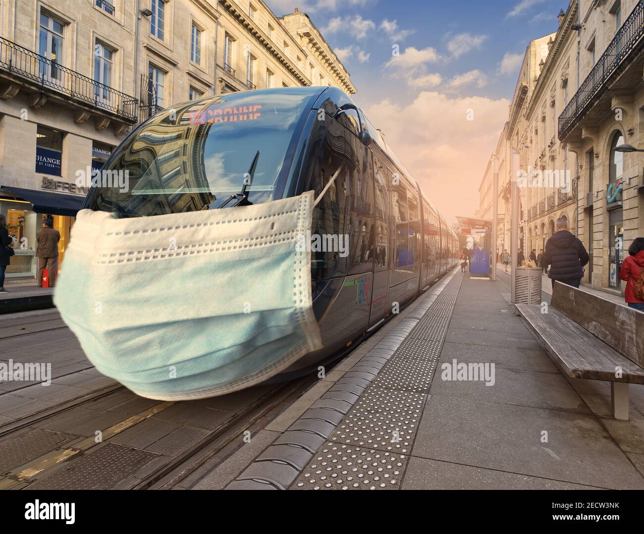 2020 02, Bordeaux, Francia. Coronavirus Covid19. Pericolo di contaminazione nel mondo dei trasporti pubblici. Tram che indossa una maschera anti-virus per rassicurare i passeggeri. Foto Stock