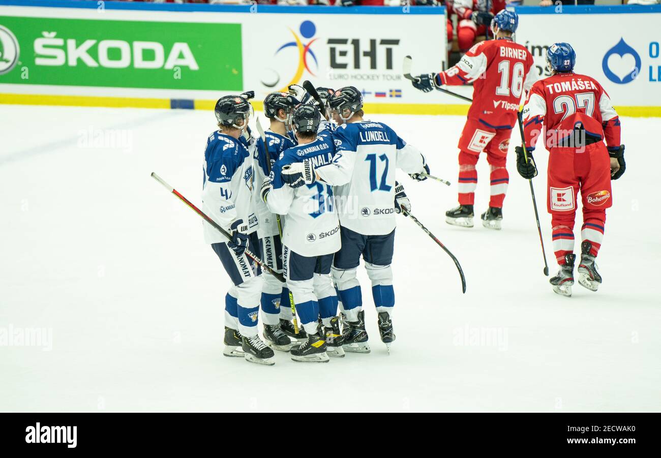 Malmoe, Svezia. 13 Feb 2021. Robin Salo (42), Jere Innala (38) e Anton Lundell (12) della Finlandia hanno visto la partita dei Beijer Hockey Games 2021 tra Finlandia e Repubblica Ceca alla Malmoe Arena di Malmoe. (Photo Credit: Gonzales Photo/Alamy Live News Foto Stock