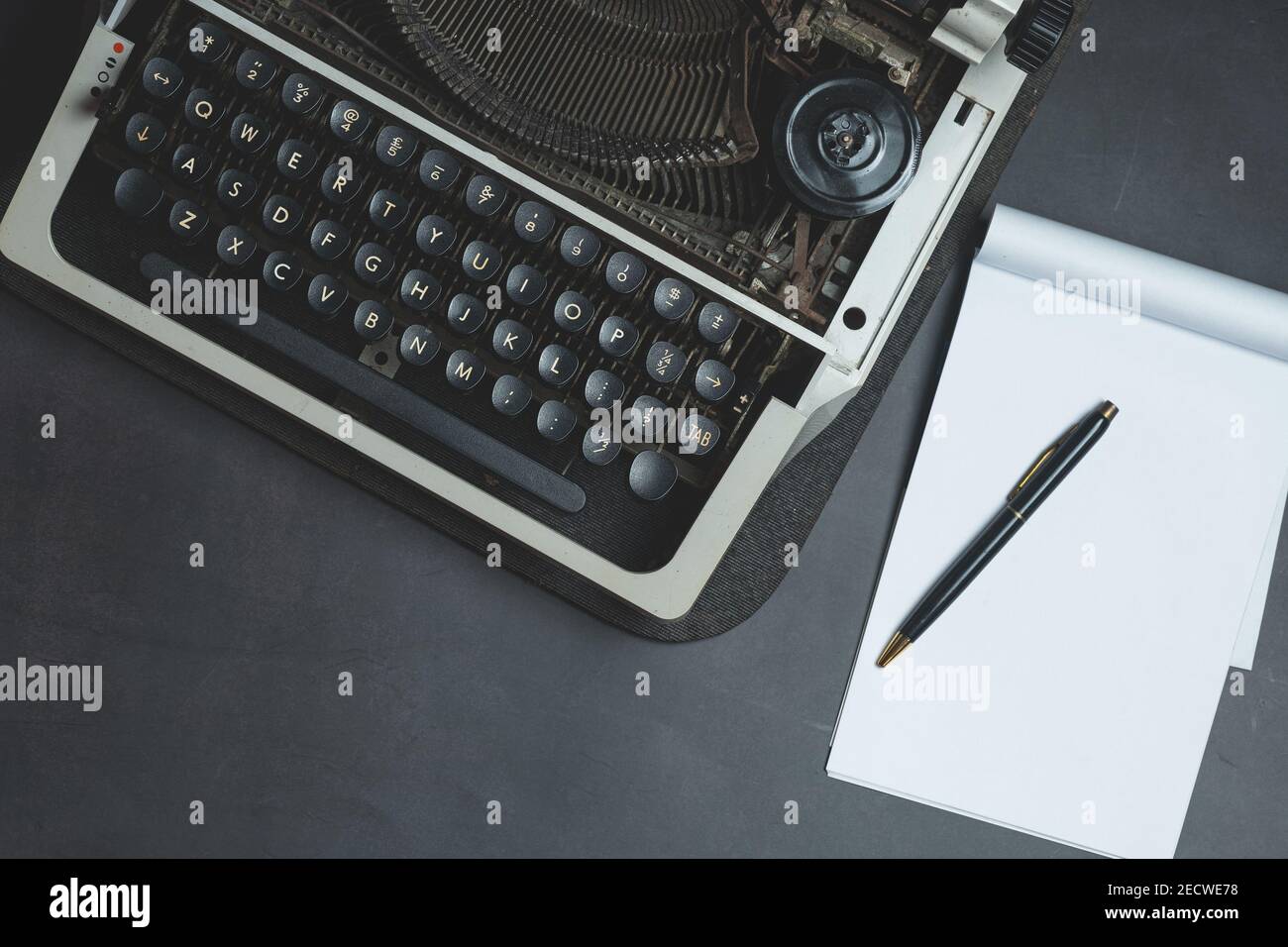 Vecchia macchina da scrivere modello manuale indiana in bianco e nero Foto Stock