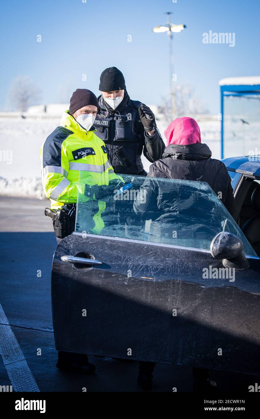 Bad Gottleuba, Germania. 14 Feb 2021. Gli agenti di polizia federali controllano i partecipanti sull'autostrada A17 vicino al valico di frontiera con la Repubblica Ceca. Le norme tedesche di ingresso ai confini con la Repubblica ceca e la provincia austriaca del Tirolo, per proteggere contro le varianti pericolose del coronavirus, sono entrate in vigore nella notte del 14.02.2021. Credit: Oliver Killig/dpa-Zentralbild/dpa/Alamy Live News Foto Stock