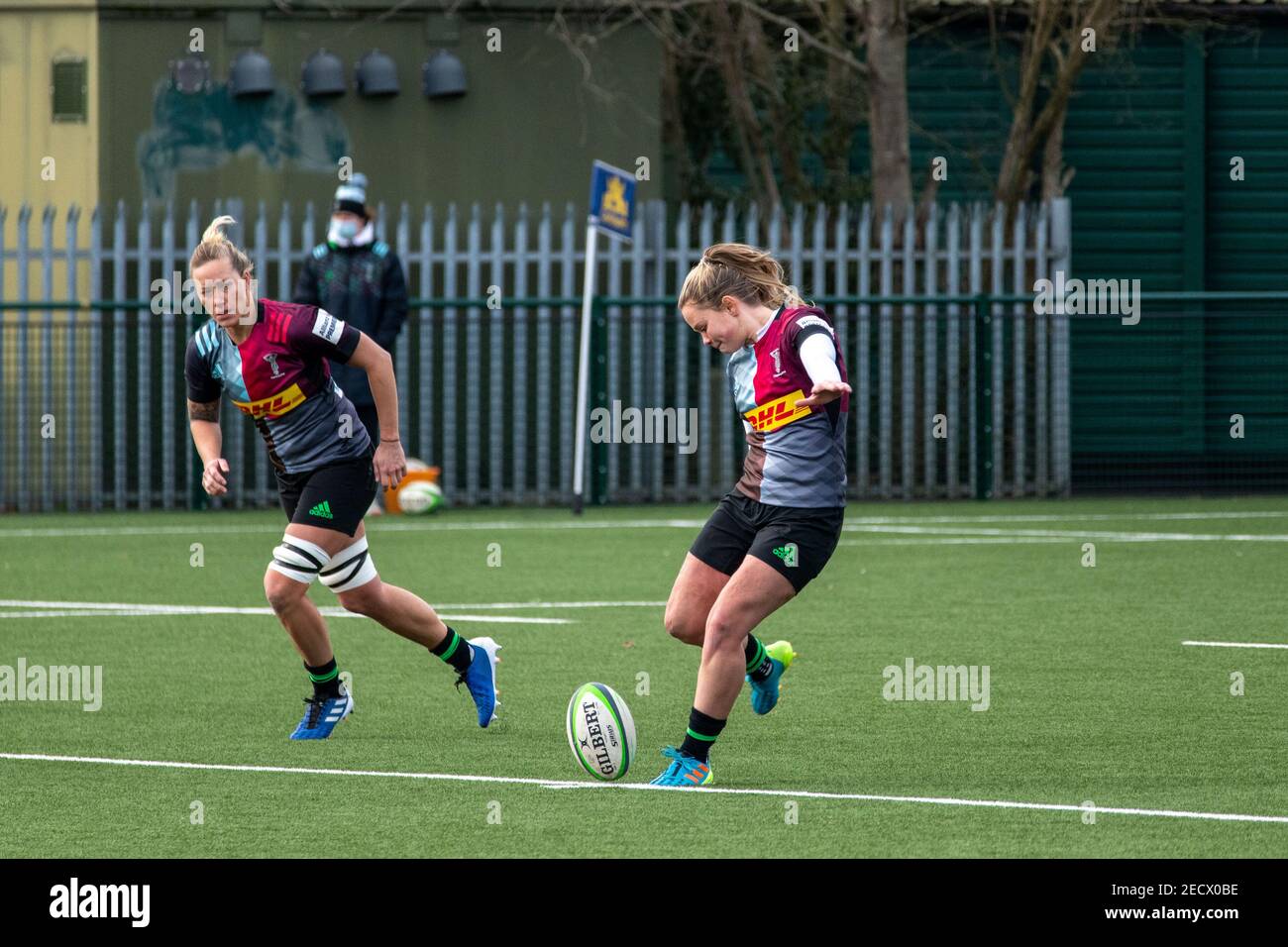 Surrey, Regno Unito. 13 Feb 2021. Ellie Green (10 Harlequins Women) ha inizio durante il gioco Allianz Premier 15s tra Harlequins Women e Loughborough Lightning a Cobham, Surrey, Inghilterra. Credit: SPP Sport Press Photo. /Alamy Live News Foto Stock
