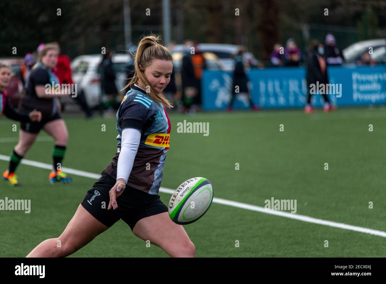 Surrey, Regno Unito. 13 Feb 2021. Ellie Green (10 Harlequins Women) calcia durante il gioco Allianz Premier 15s tra Harlequins Women e Loughborough Lightning a Cobham, Surrey, Inghilterra. Credit: SPP Sport Press Photo. /Alamy Live News Foto Stock