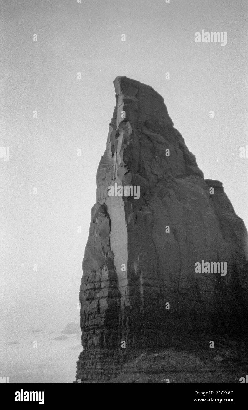 Un colpo verticale in scala di grigi di una formazione di pietra arenaria in Oljato-Monument Valley, Navajo County, Arizona Foto Stock